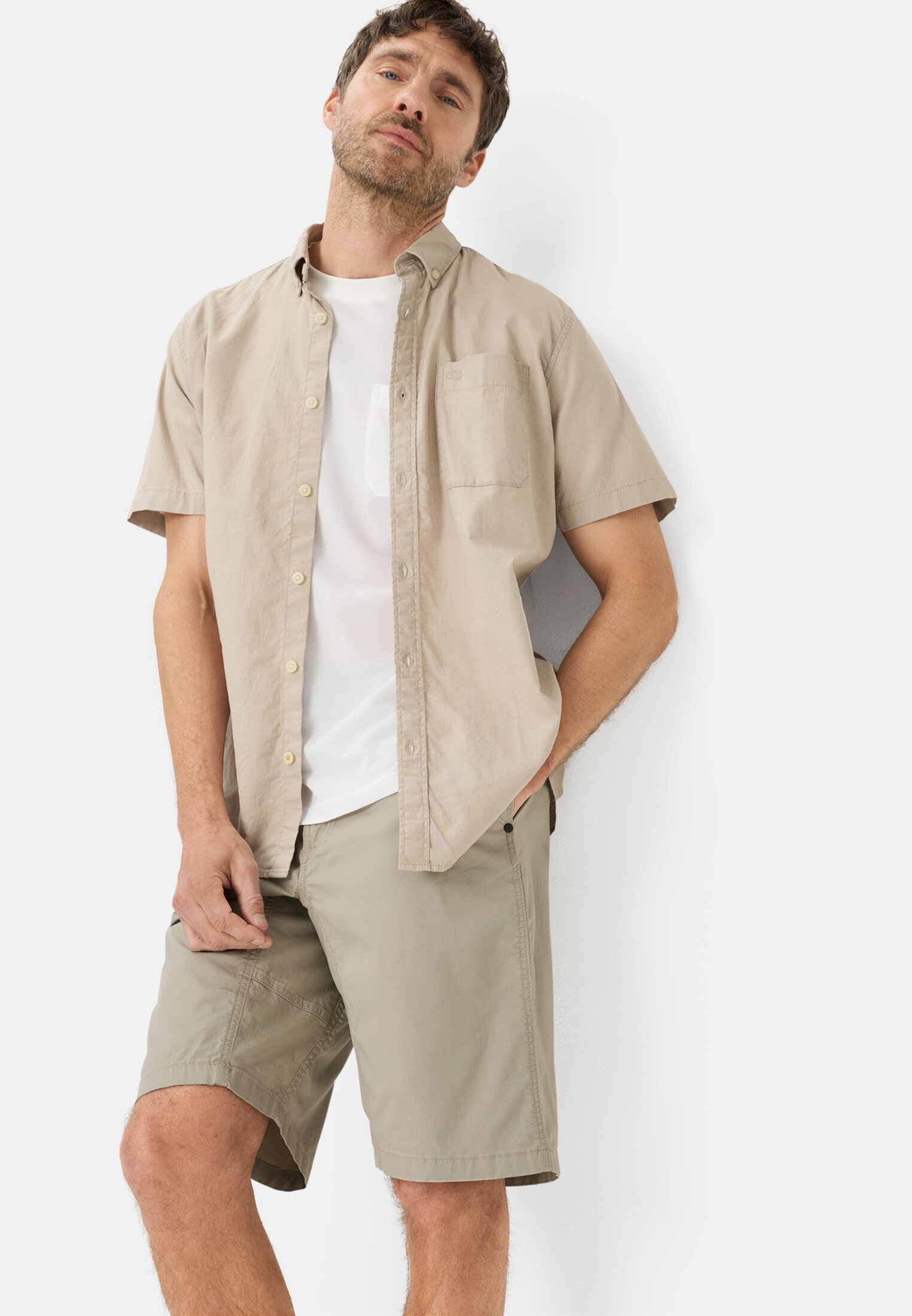 Herren Bermuda Shorts mit elastischem Bund Beige getragen emotional