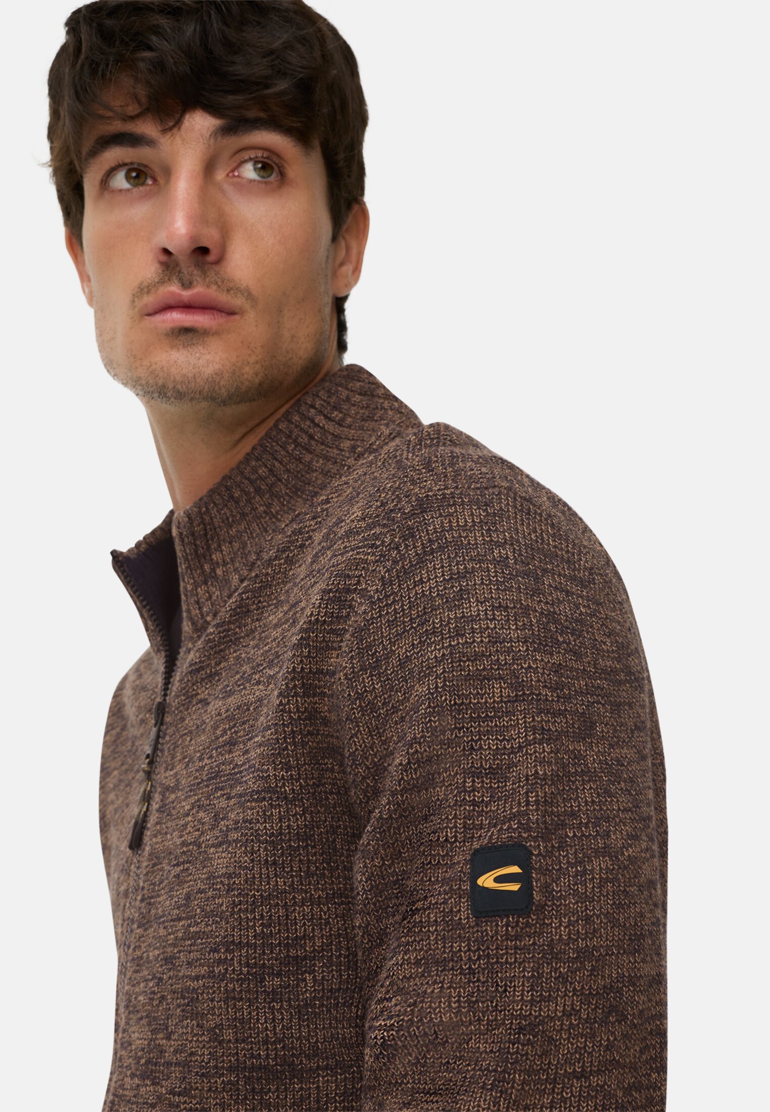 Herren Strickjacke aus einem soften Baumwollmix Dunkelbraun getragen detailliert nah