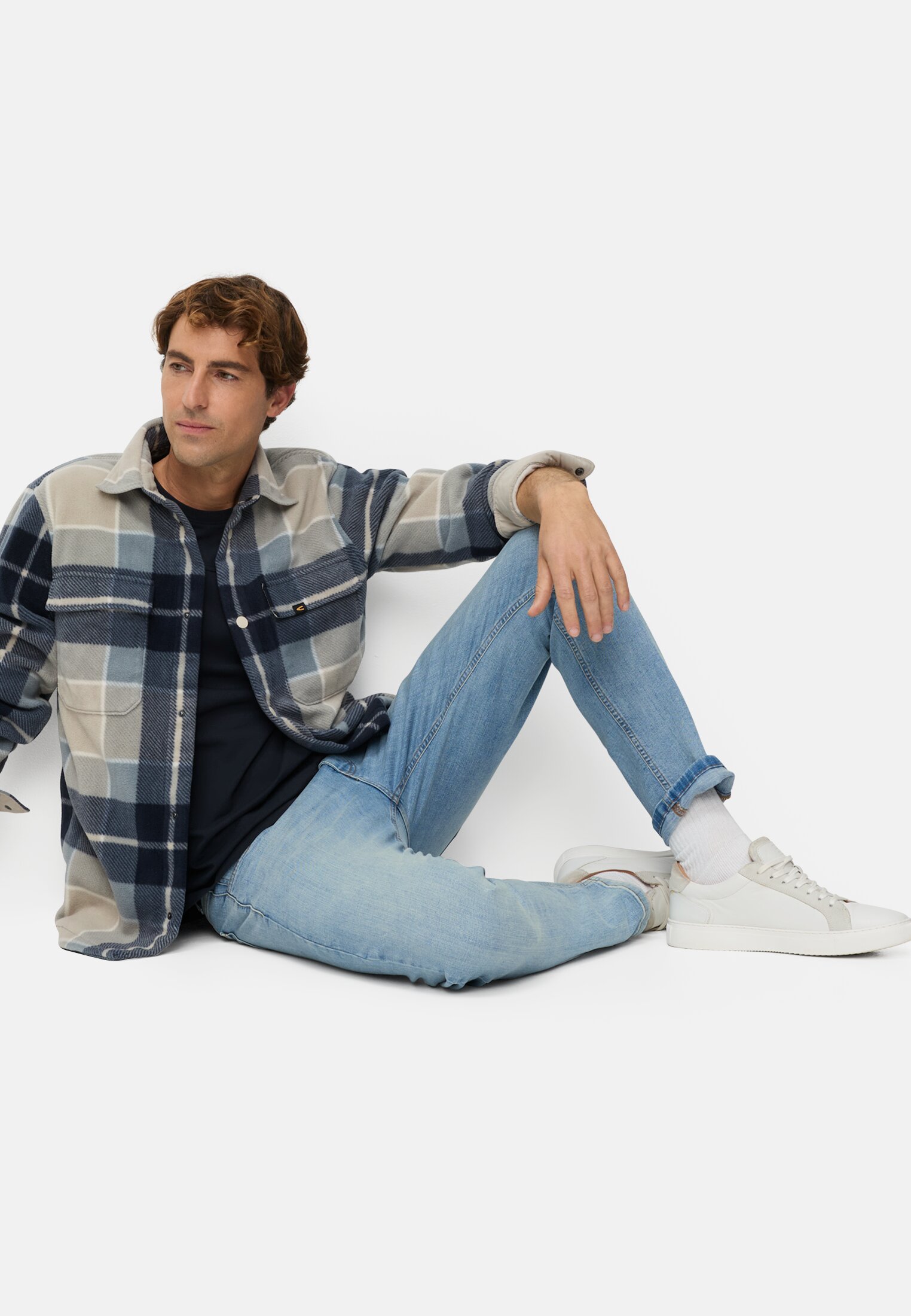 Herren Slim Fit 5-Pocket Jeans Bleach Blau getragen emotional