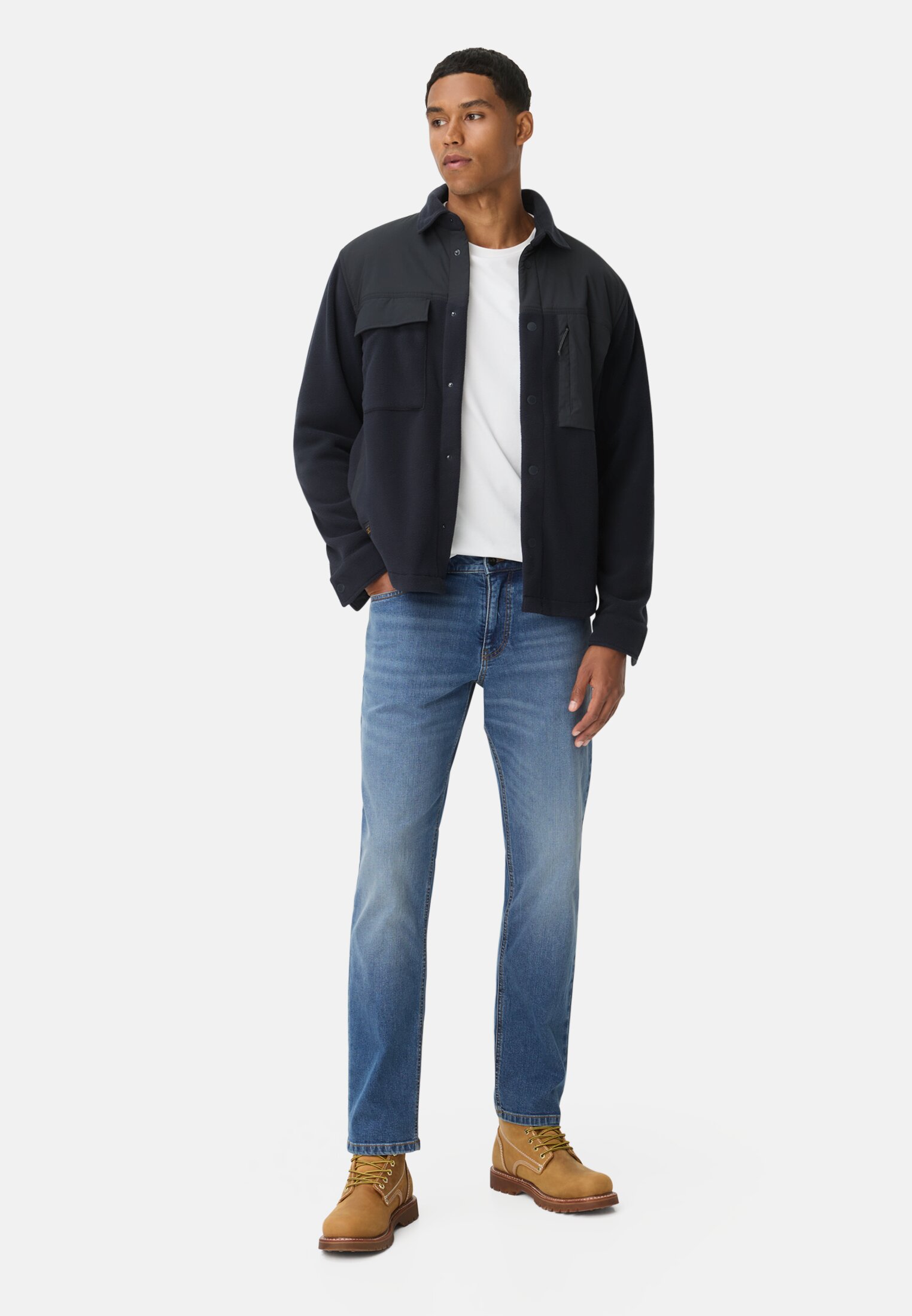 Herren Regular Fit 5-Pocket Hose Blau getragen vorne Ganzkörper