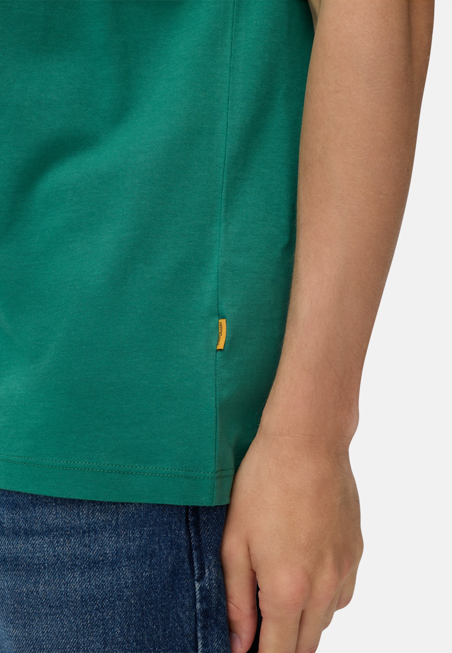 Heren T-shirt van puur katoen Dennengroen gedragen detail dichtbij  