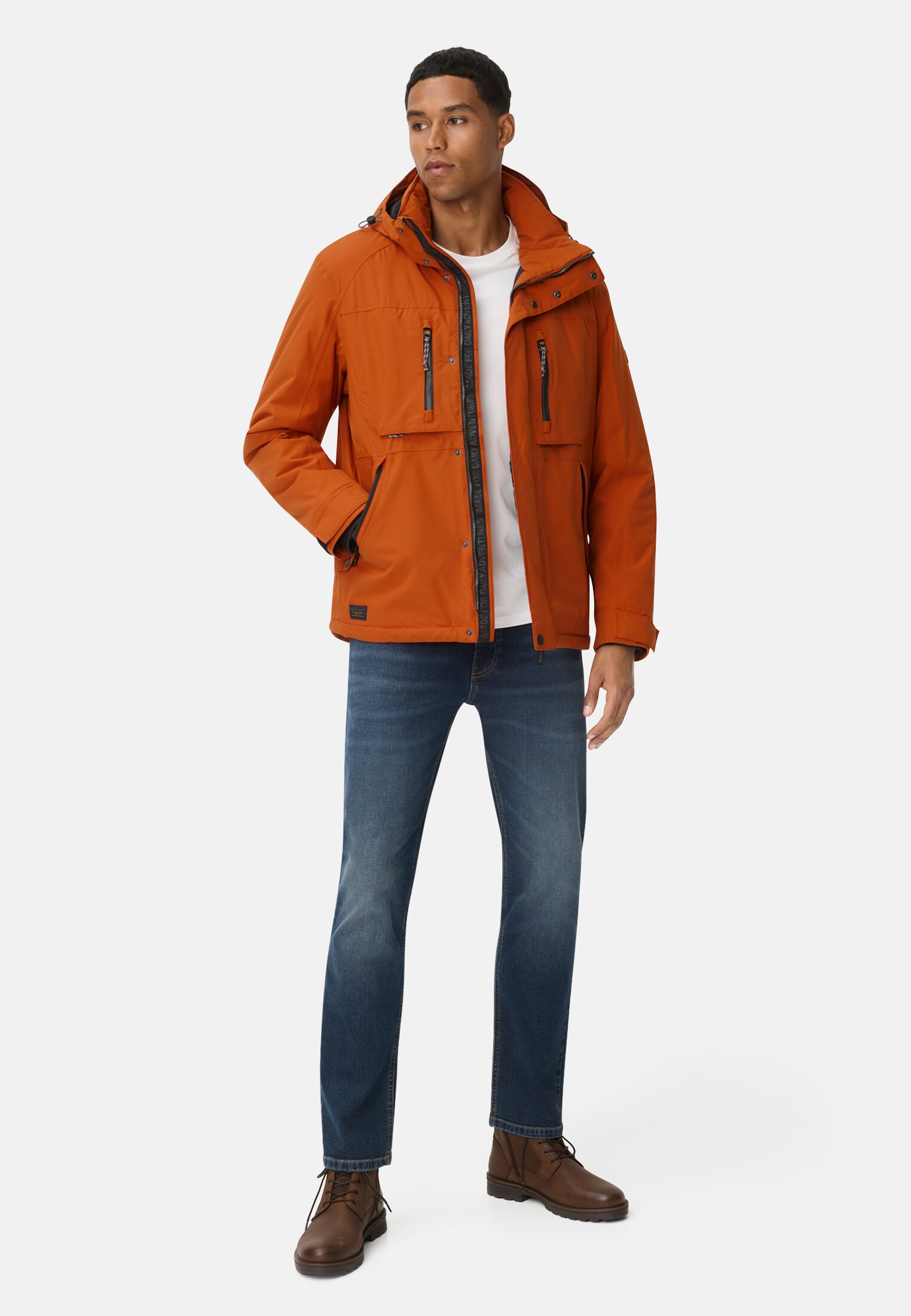 Herren teXXXactive® Jacke mit abnehmbarer Kapuze Zimt getragen vorne Ganzkörper