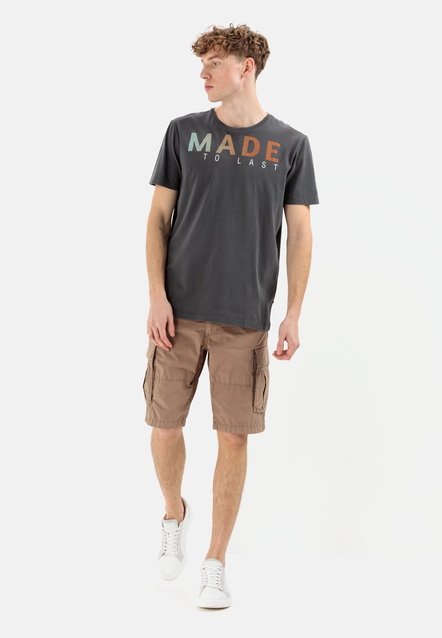 MI_409745-1T17-09_M3-01 Men Organic Cotton short sleeve T-Shirt Dark grey worn front full body