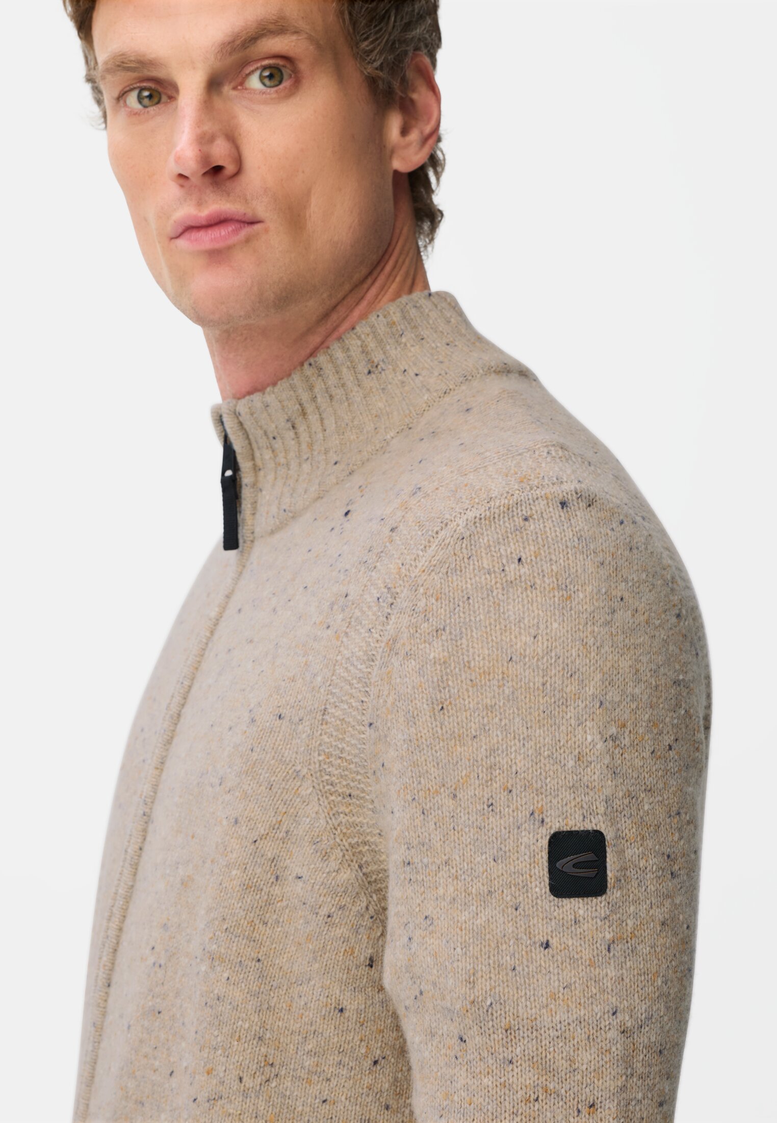 Herren Strickpullover aus Merinowollgemisch Beige getragen detailliert nah