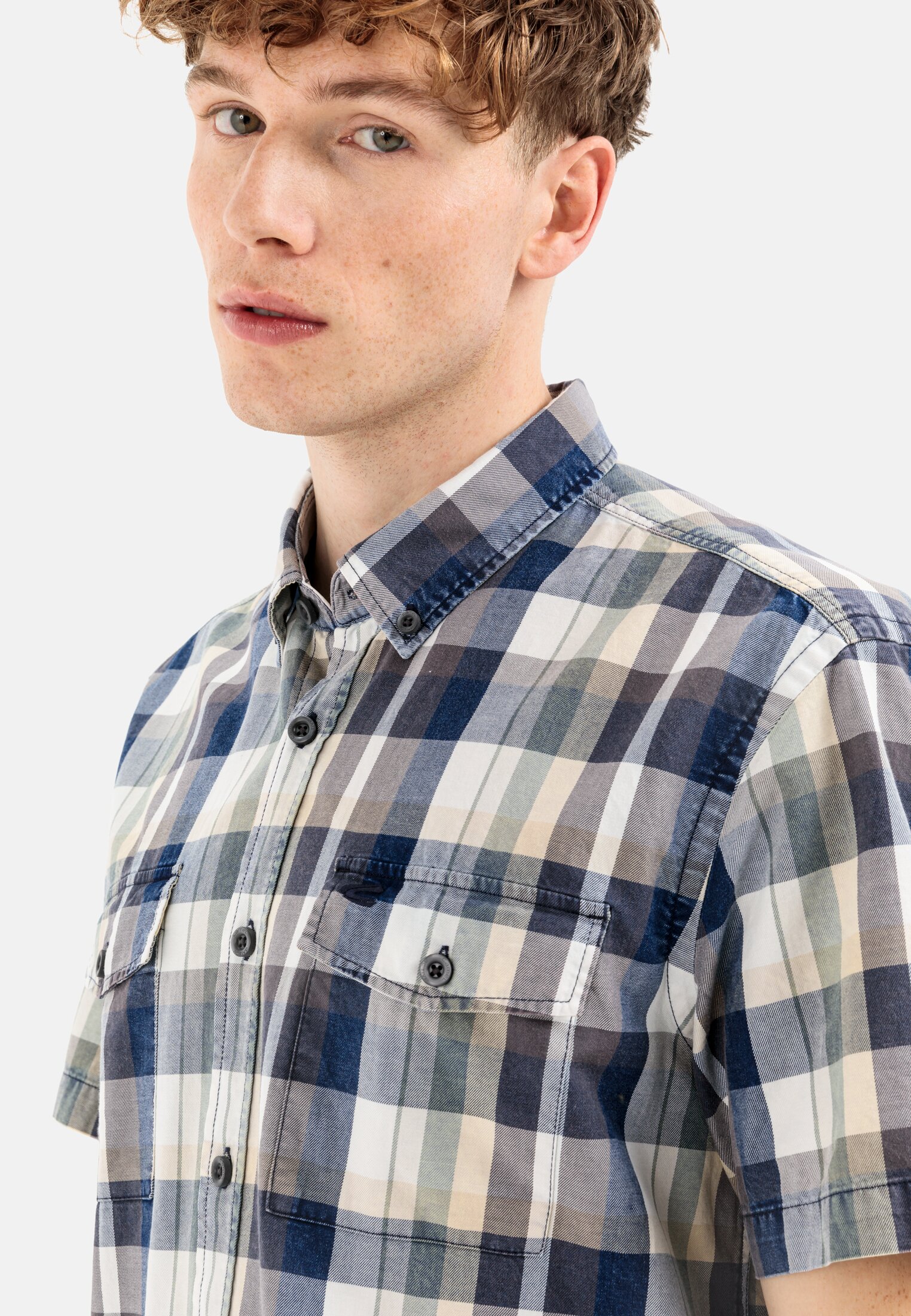 Men Short sleeve shirt with check pattern Grey-Blue worn detail close