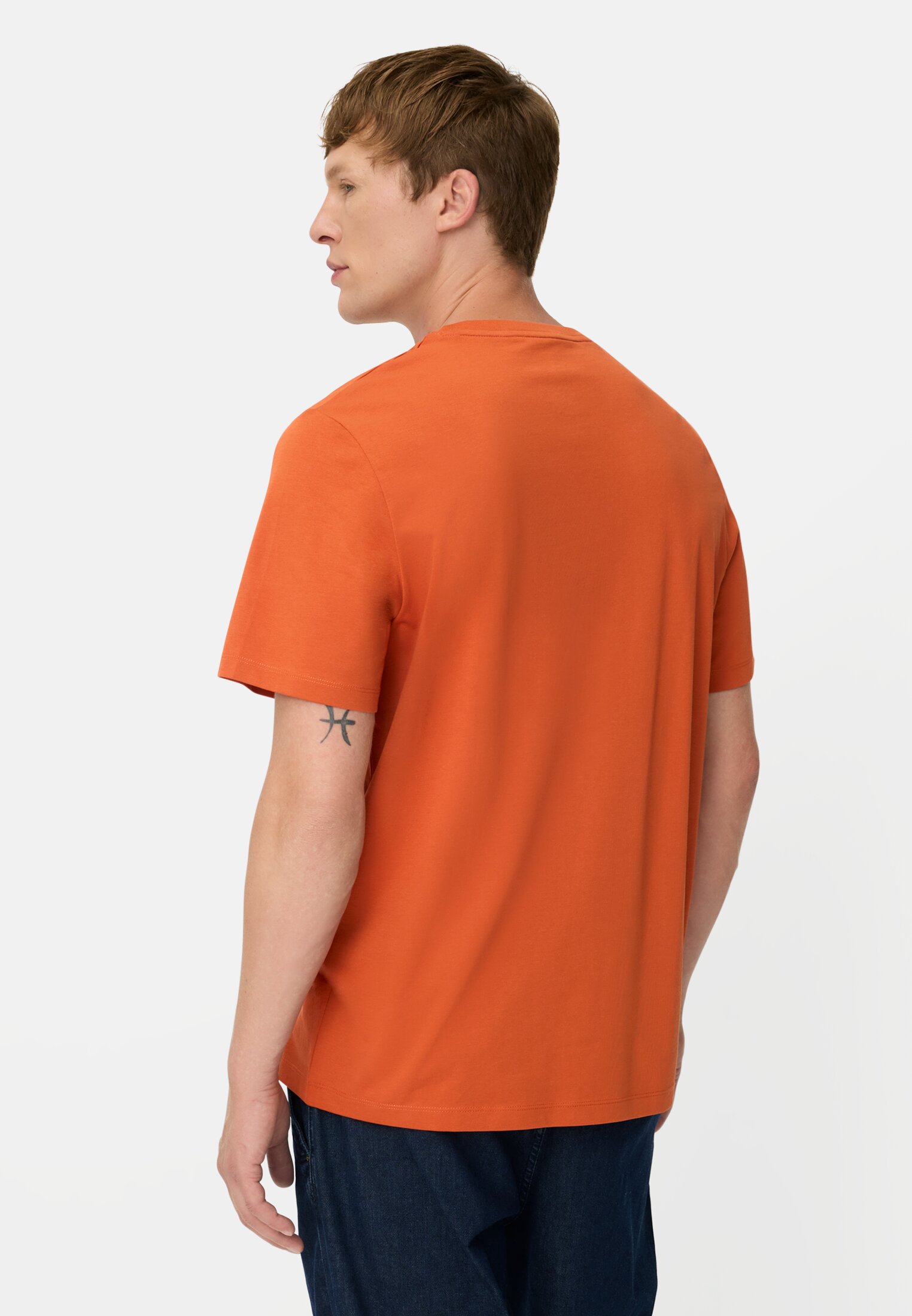 Herren fleXXXactive© T-Shirt mit 4-Wege-Stretch Orange getragen hinten