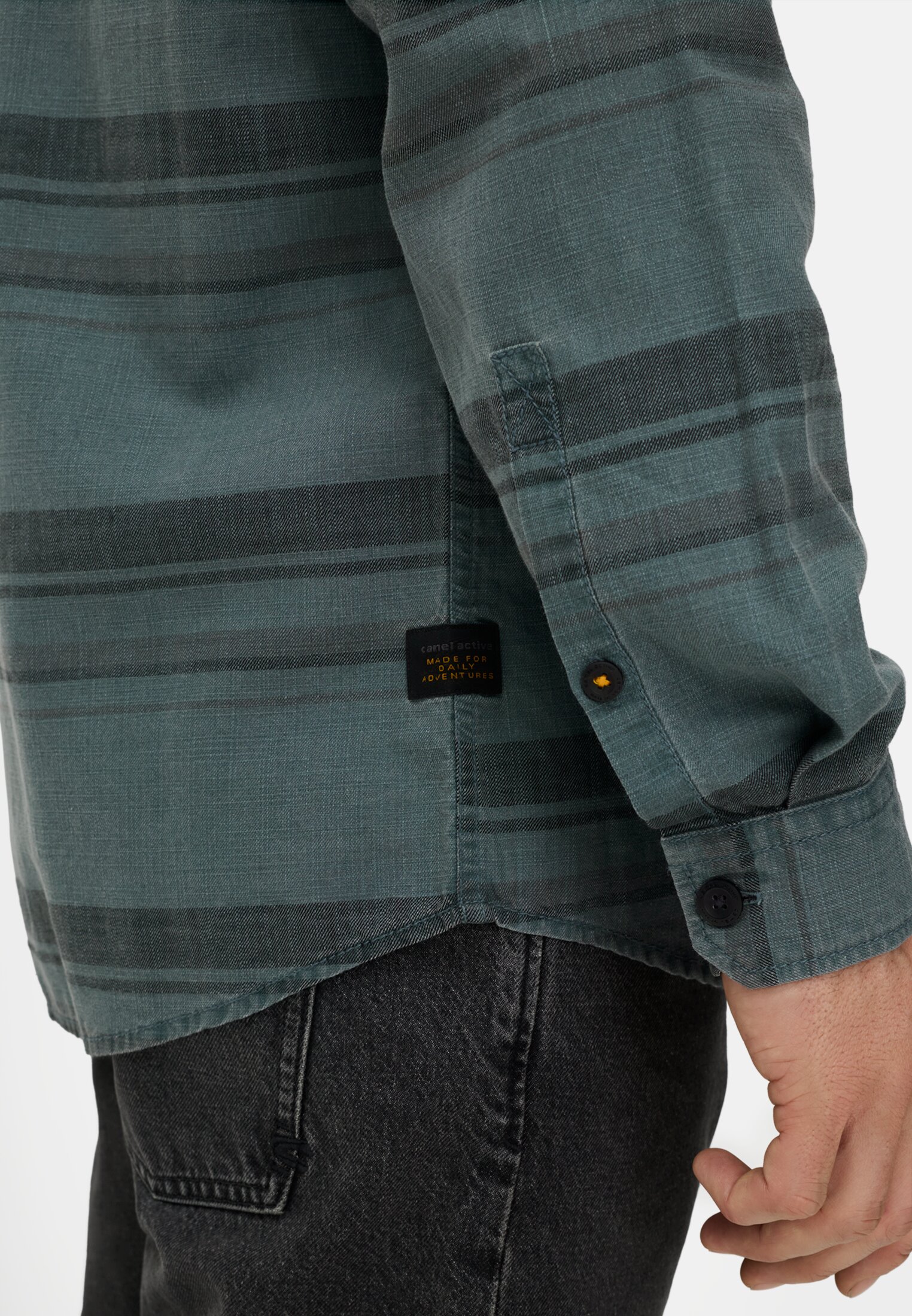 Herren Langarmhemd aus reiner Baumwolle Tintenblau getragen detailliert nah