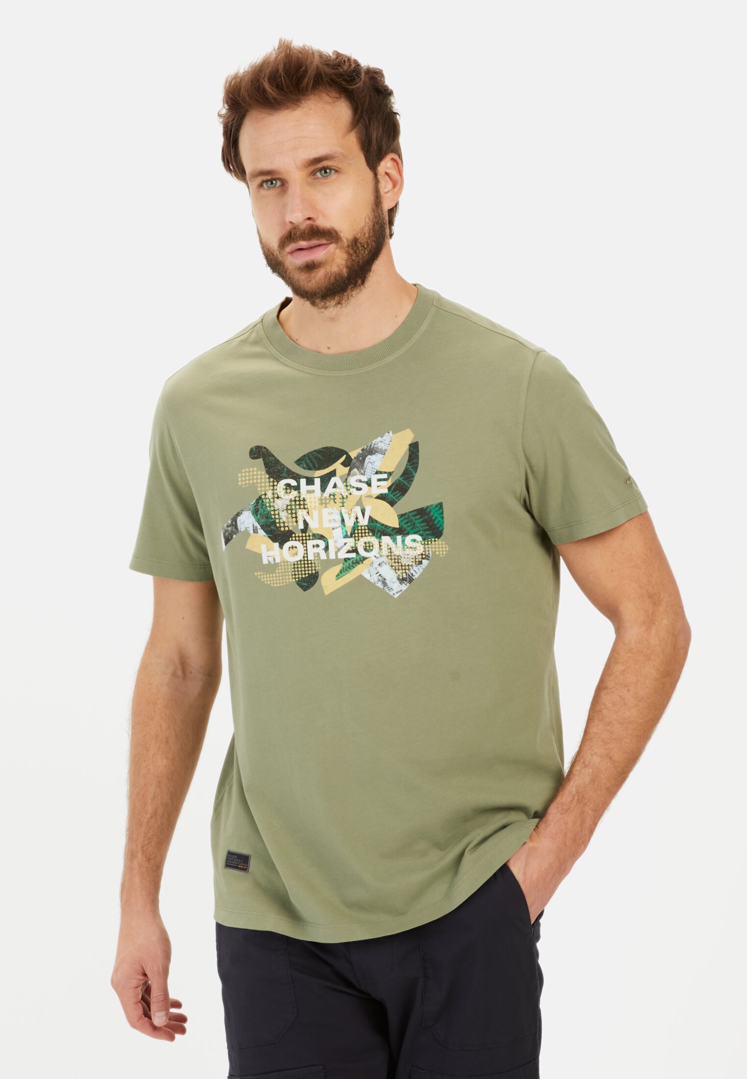 Herren T-Shirt aus reiner Baumwolle mit Print Dunkelgrün getragen vorn
