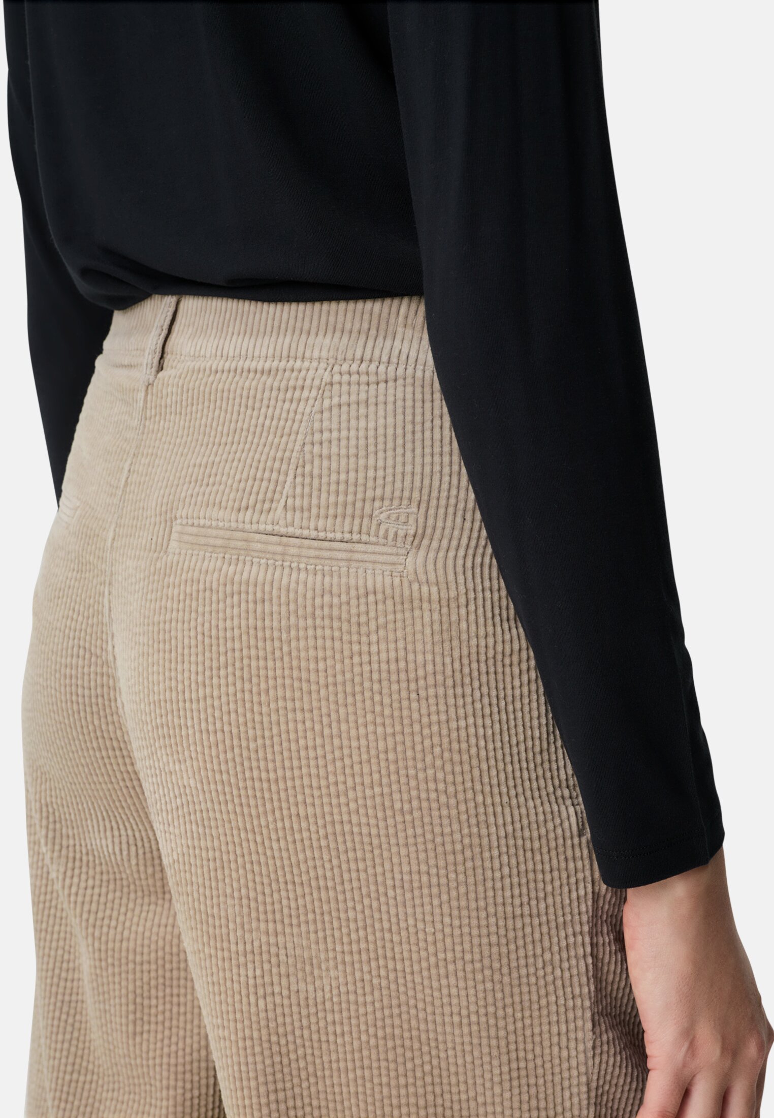 Women Relaxed fit chino trousers made of cotton Light Beige worn detail close