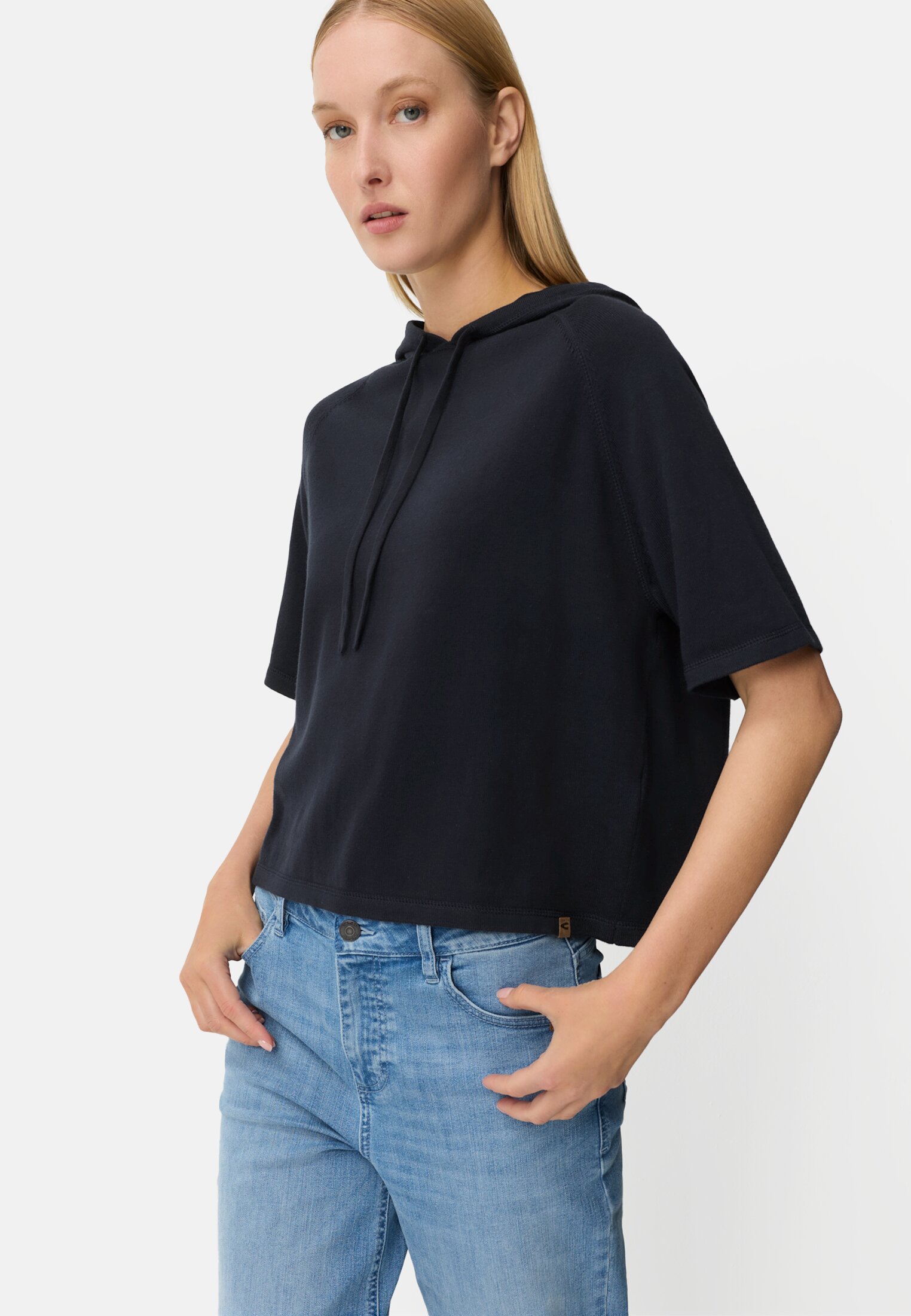 Damen Kurzarm Strickpullover mit Kapuze Dunkelblau getragen emotional