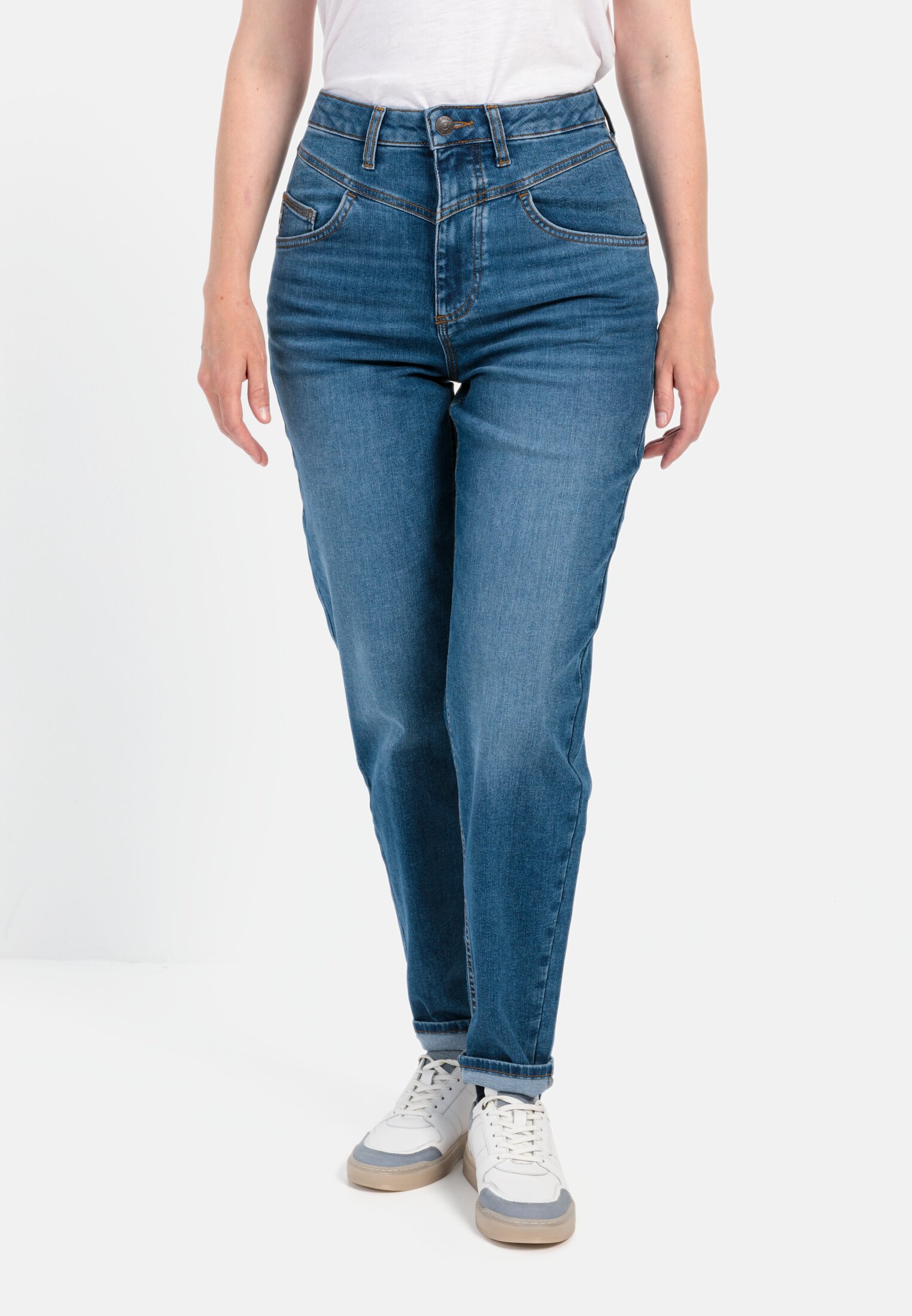 Damen Mom Fit 5-Pocket Jeans Dunkelblau getragen vorn