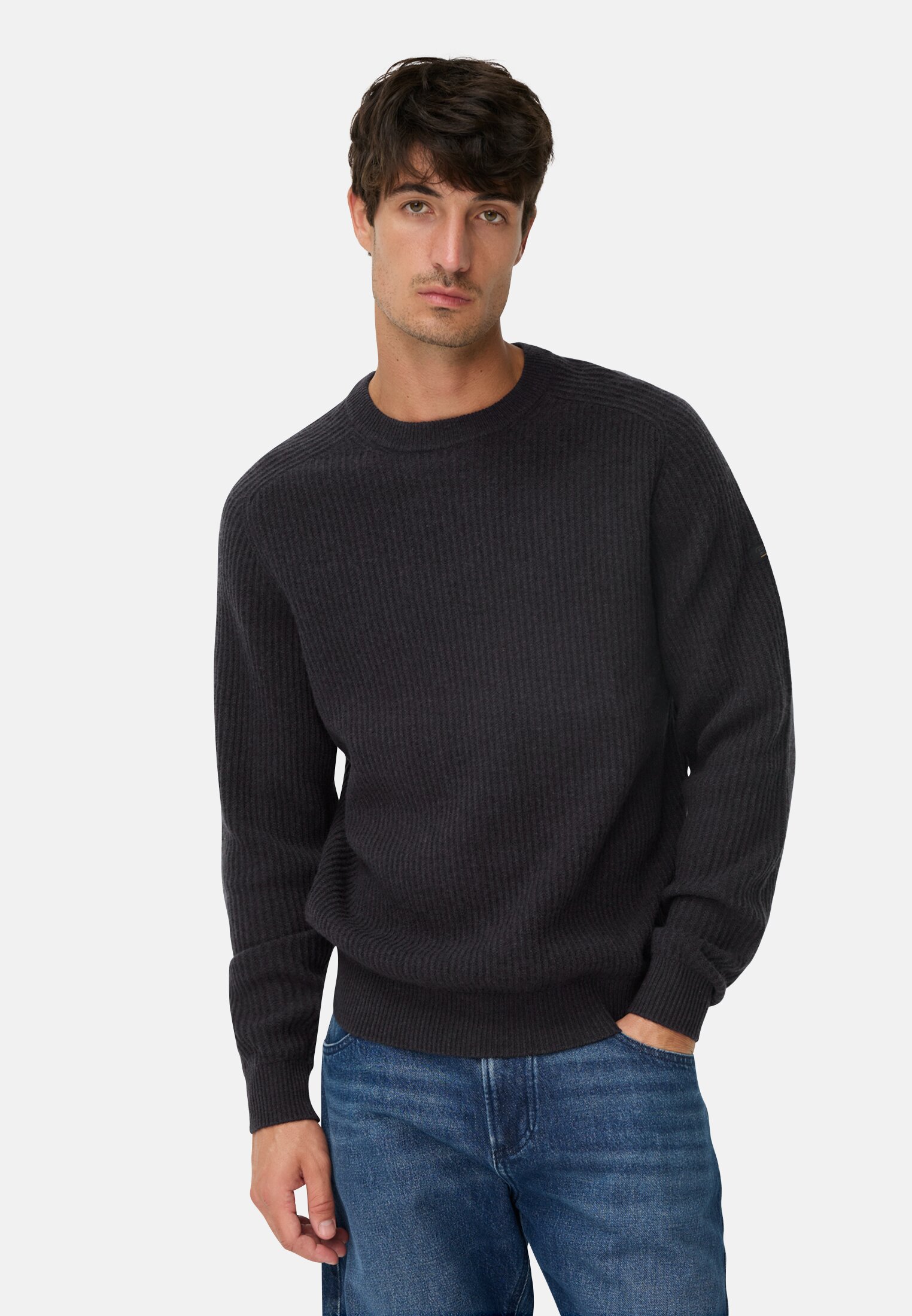 Herren Pullover aus reiner Wolle Navyblau getragen vorn