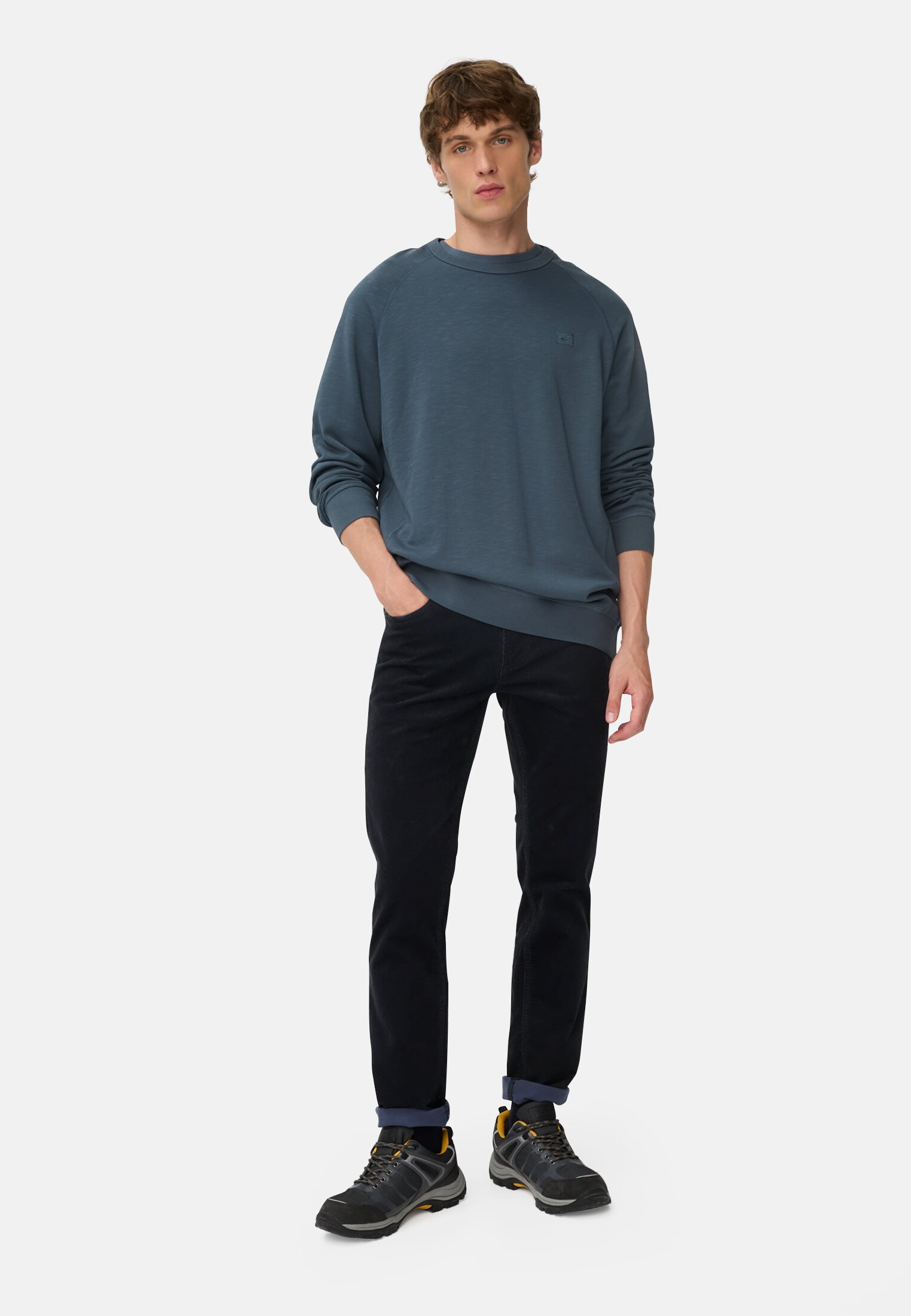 Herren Sweatshirt aus reiner Baumwolle mit Raglanärmeln Tintenblau getragen vorne Ganzkörper
