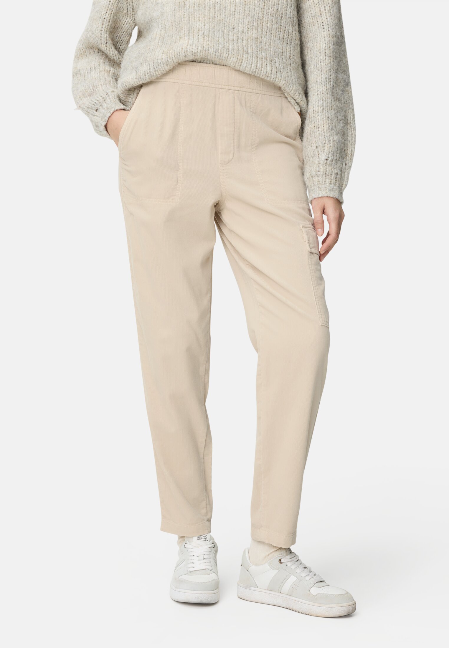 Damen Cargo-Hose aus reiner Baumwolle Knochenweiß getragen vorn