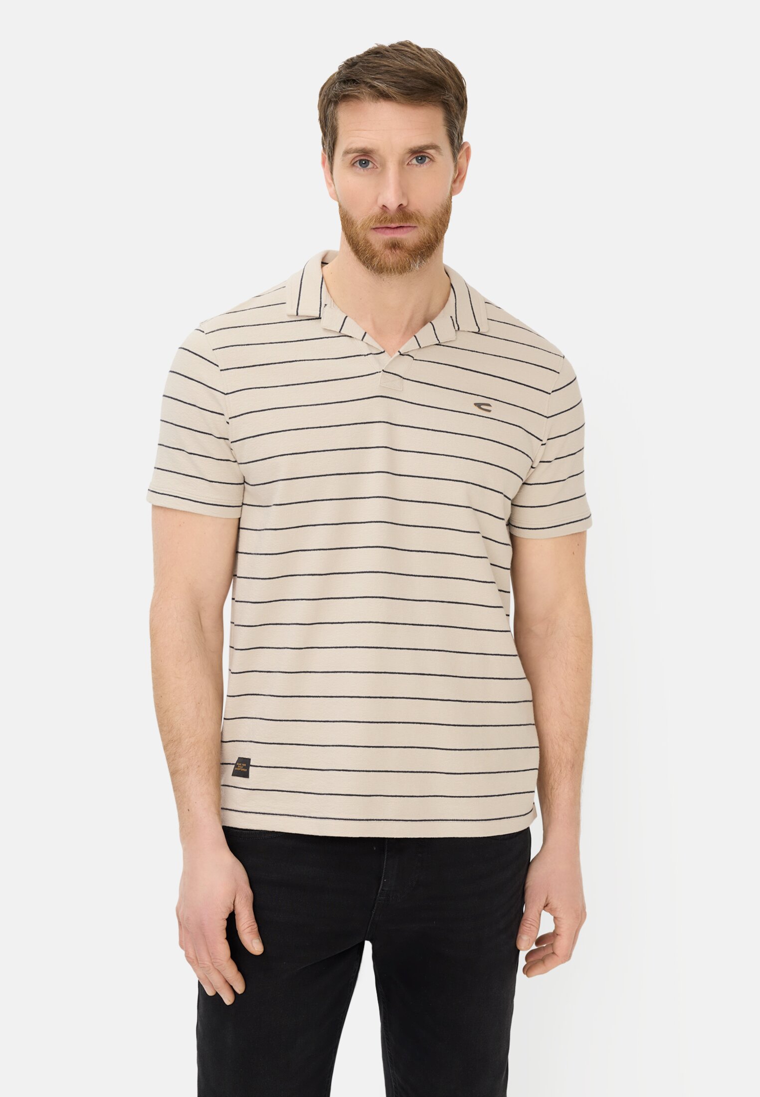 Herren Poloshirt mit kontrastierenden Details Beige getragen vorn