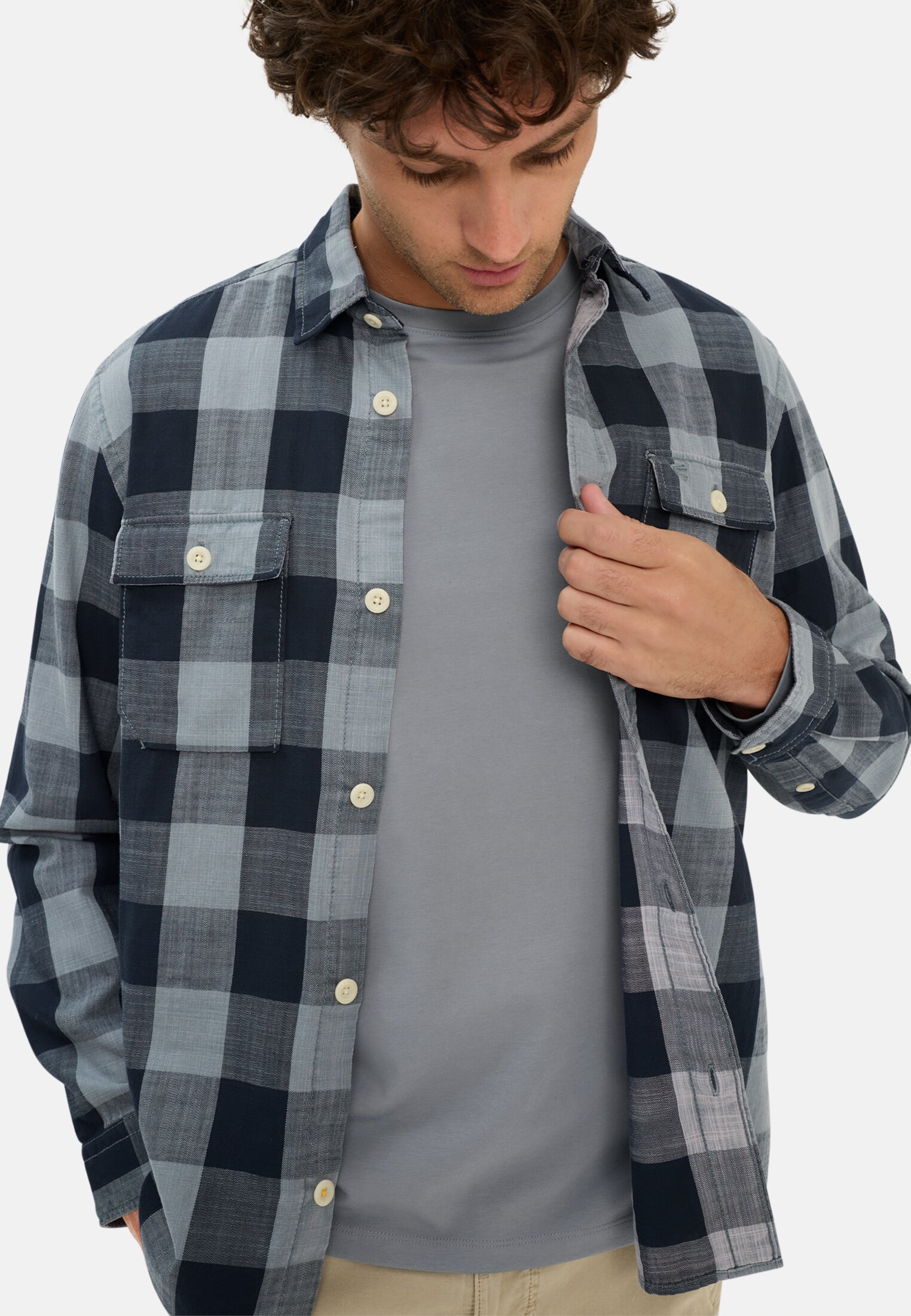 Herren fleXXXactive® Langarmshirt mit Rundhalsausschnitt Sturmblau getragen emotional