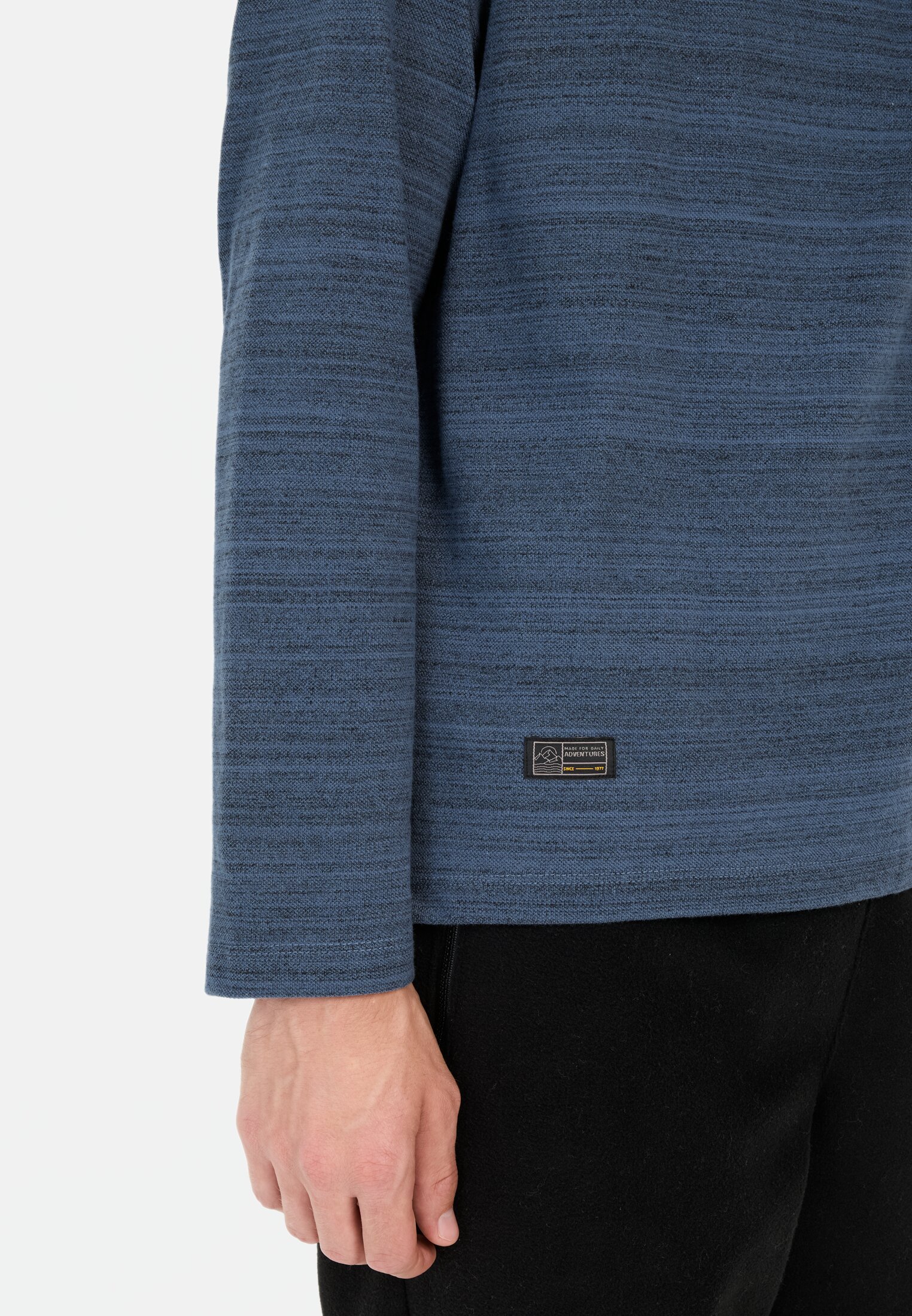 Herren Langarm Poloshirt mit Cooling Effekt Blau getragen detailliert nah