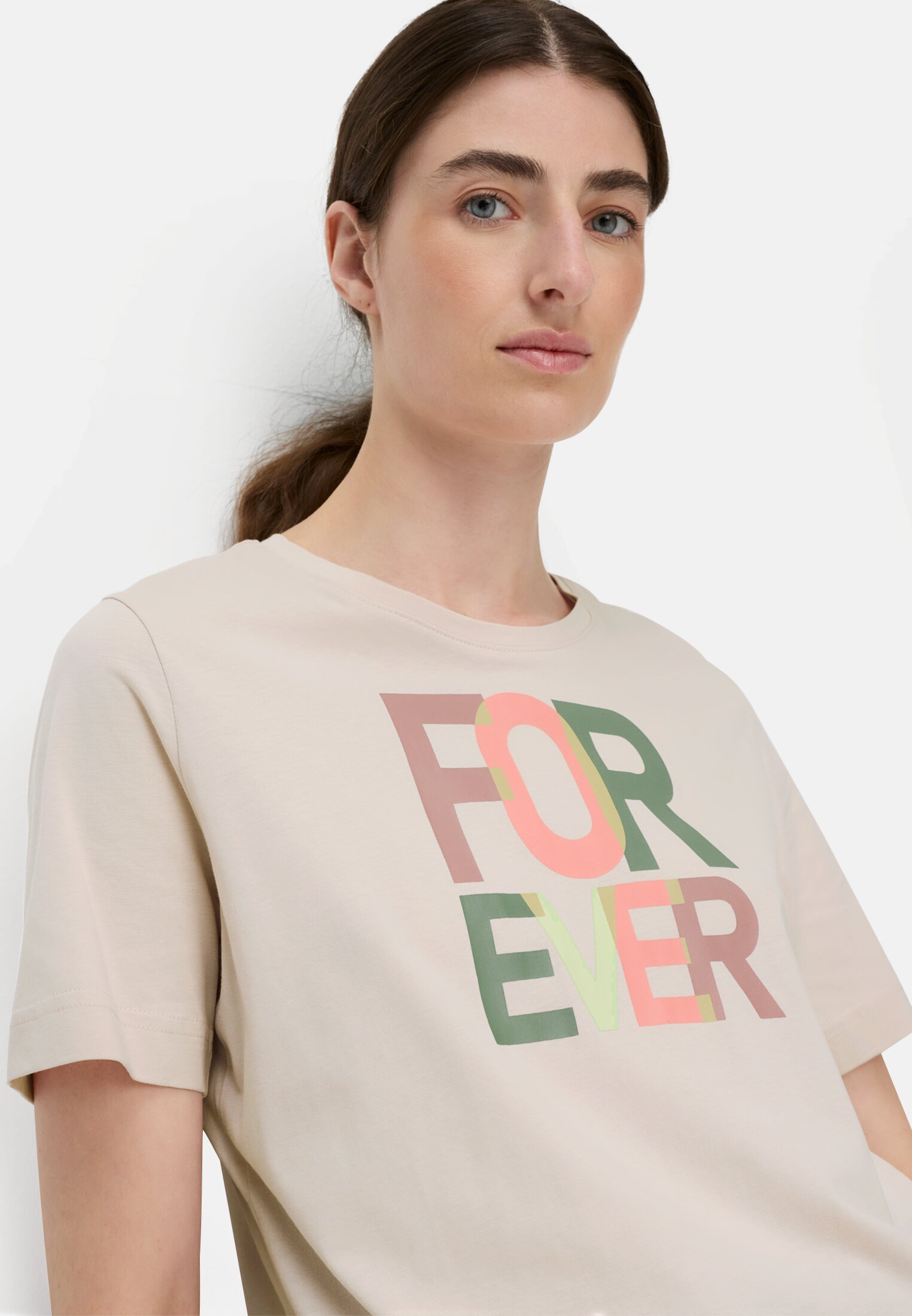 Damen T-Shirt aus reiner Baumwolle Lilarosa getragen detailliert nah