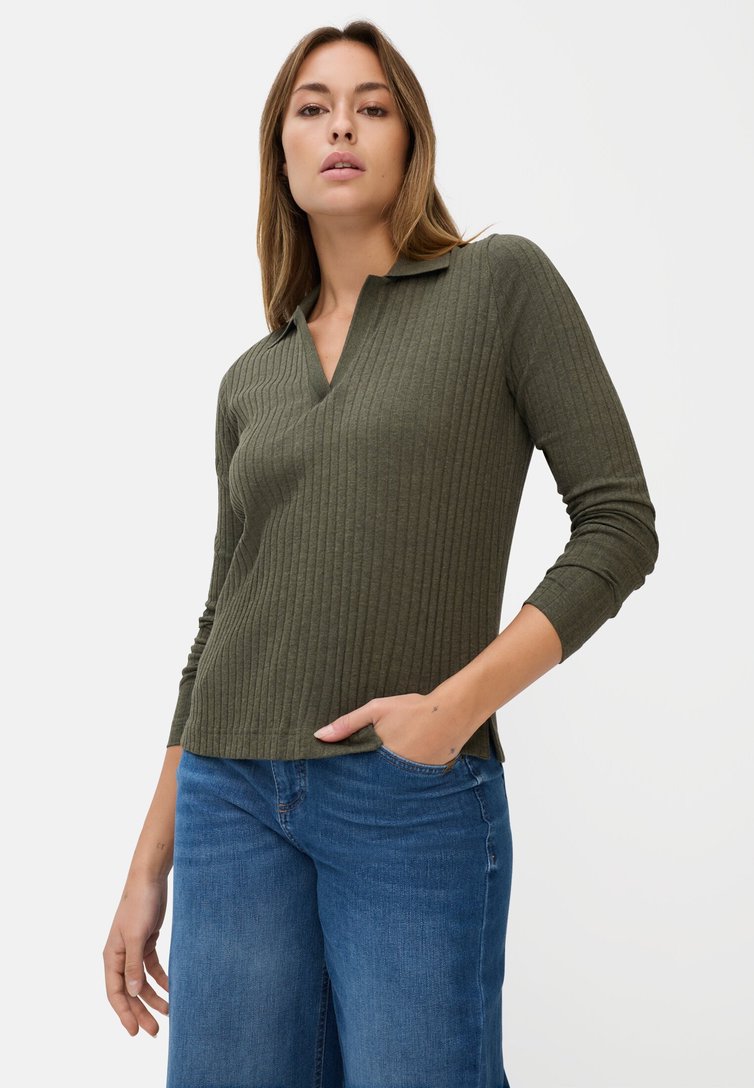 Damen Jersey-Shirt mit geripptem Kragen Dunkelgrün getragen emotional