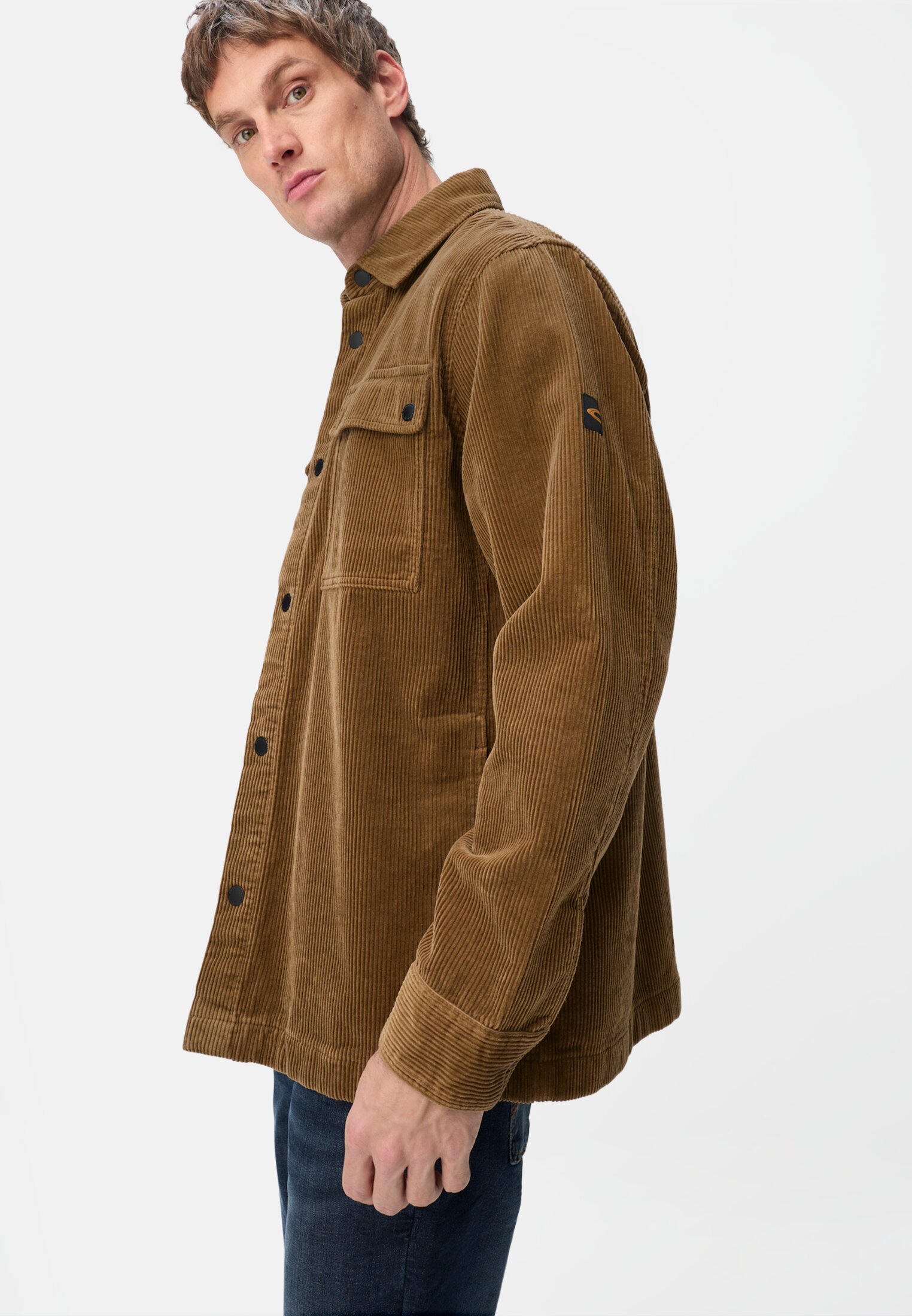Herren Cord Overshirt aus 100% Baumwolle Sepiabraun getragen emotional