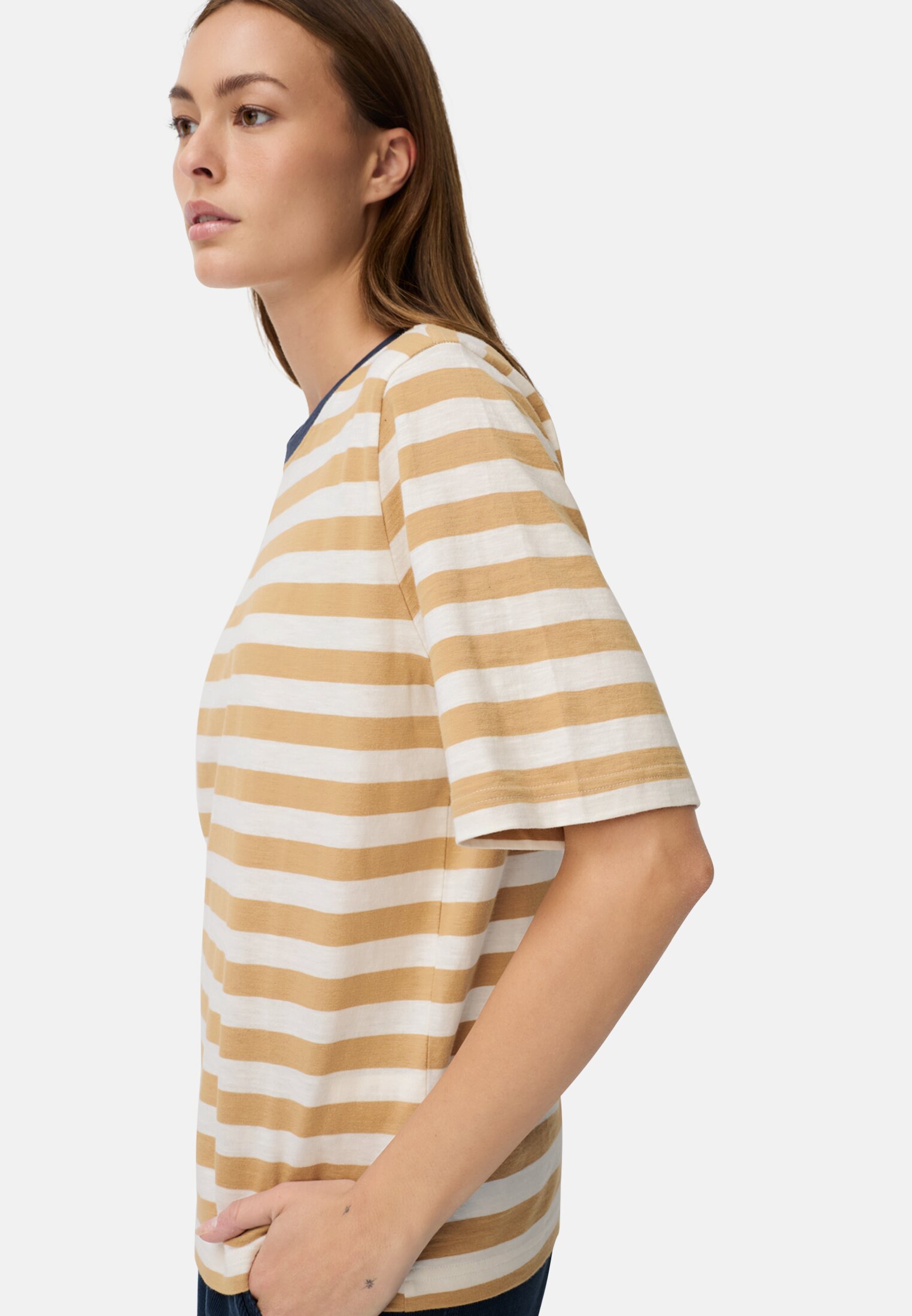 Damen T-Shirt mit Streifenmuster Karamell getragen detailliert nah