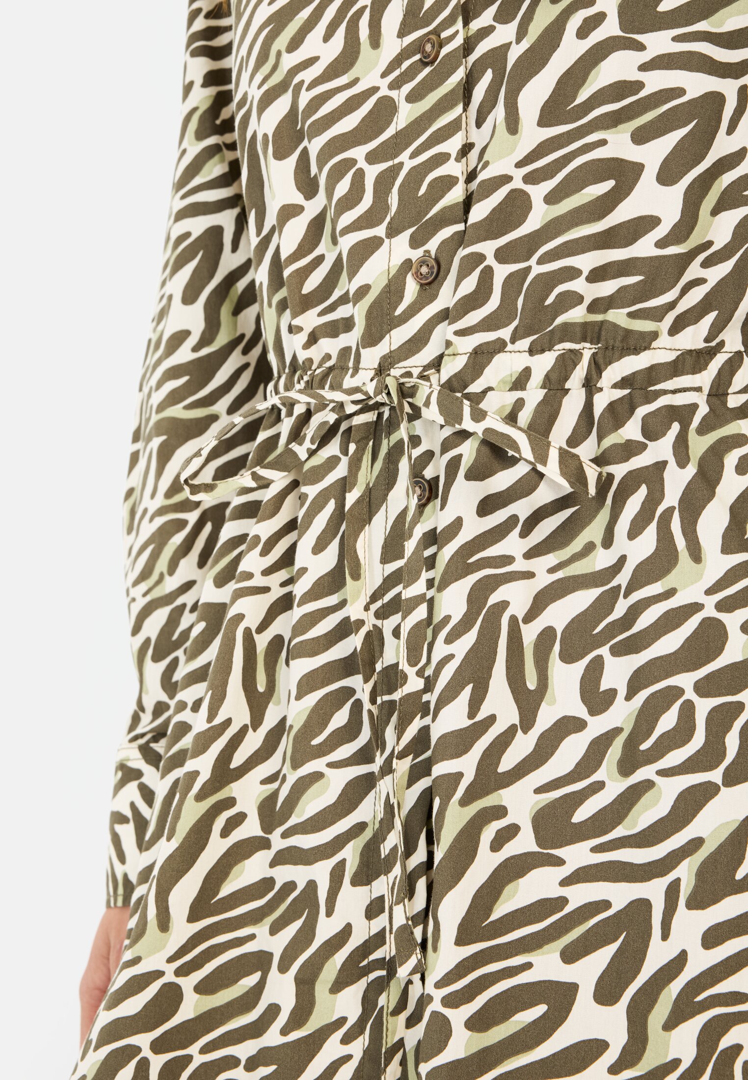 Vrouwen Lang overhemdjurk met all-over print Olijf Beige gedragen detail dichtbij  