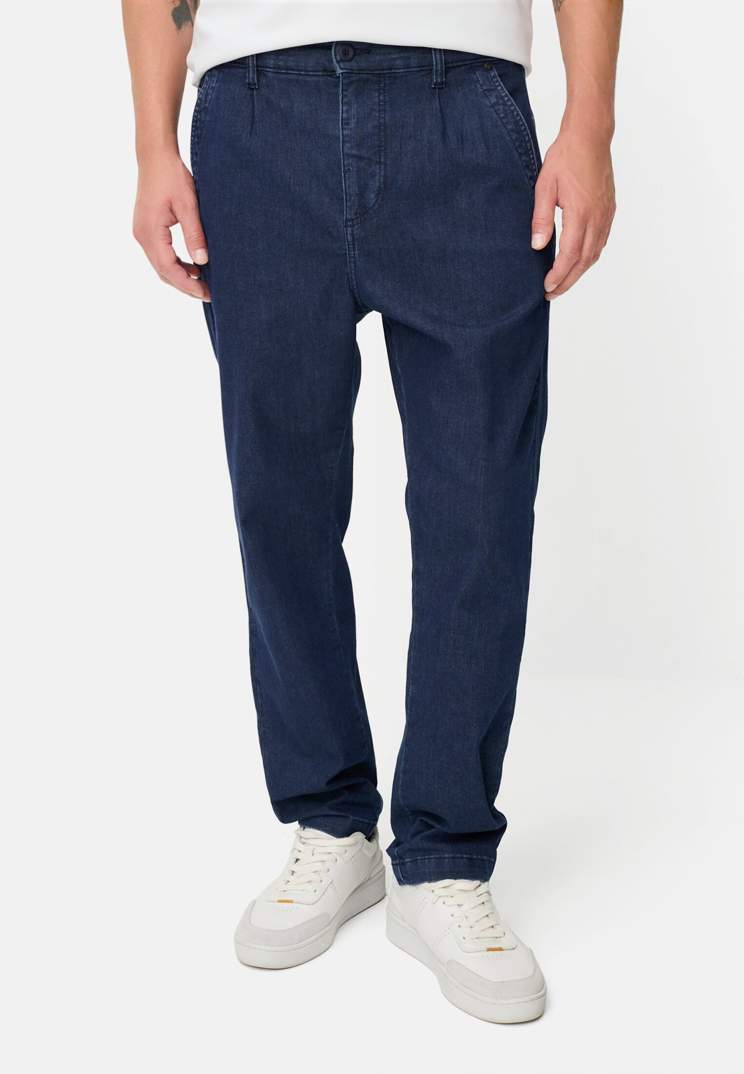 Men Casual relaxed fit chino trousers with 2-way stretch worn front