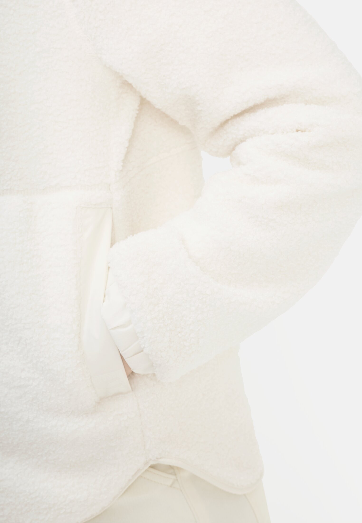 Damen Polar-Fleecejacke mit fester Kapuze Milchweiß getragen detailliert nah