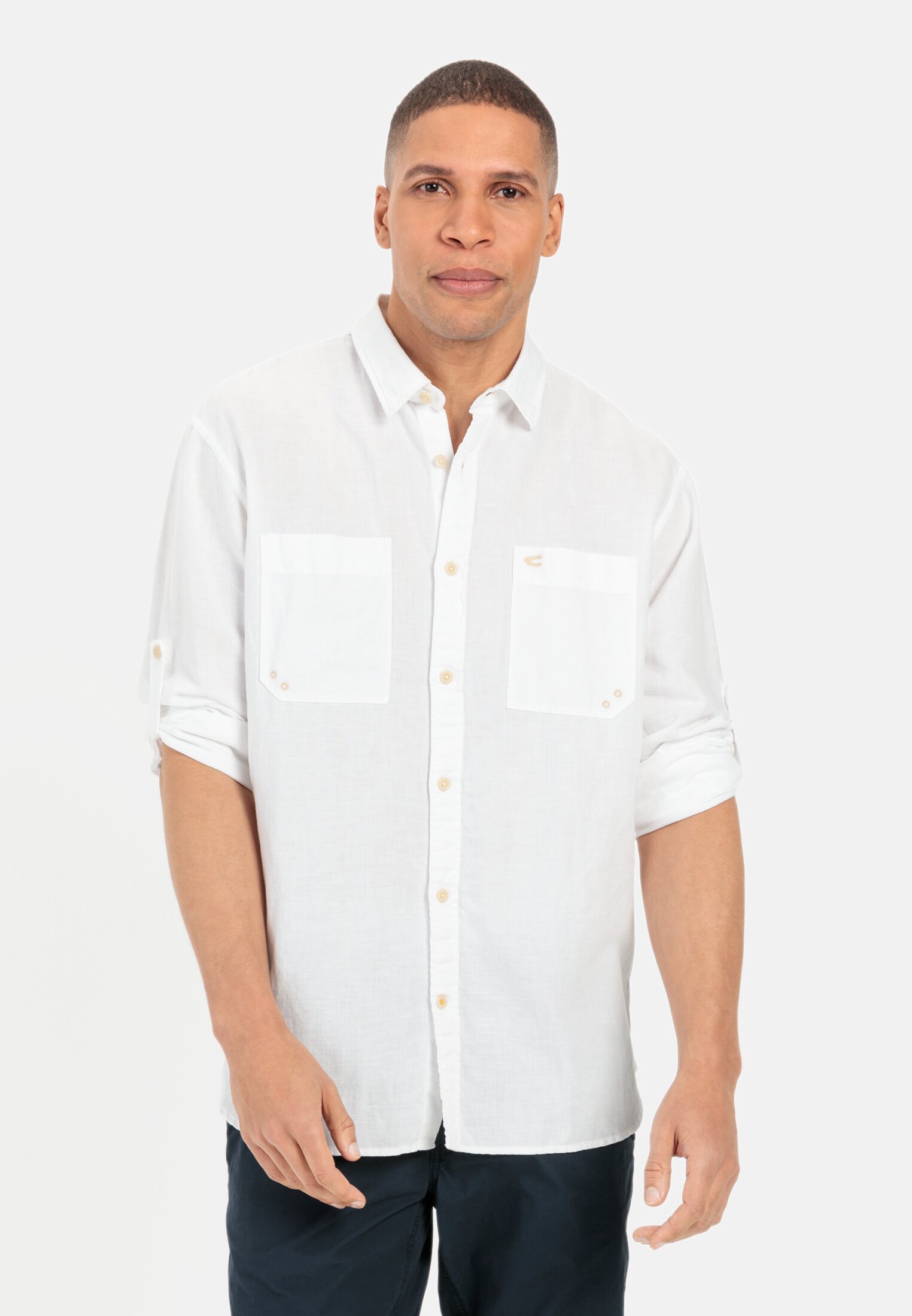 Men Long-sleeved shirt in a lightweight linen blend White worn front