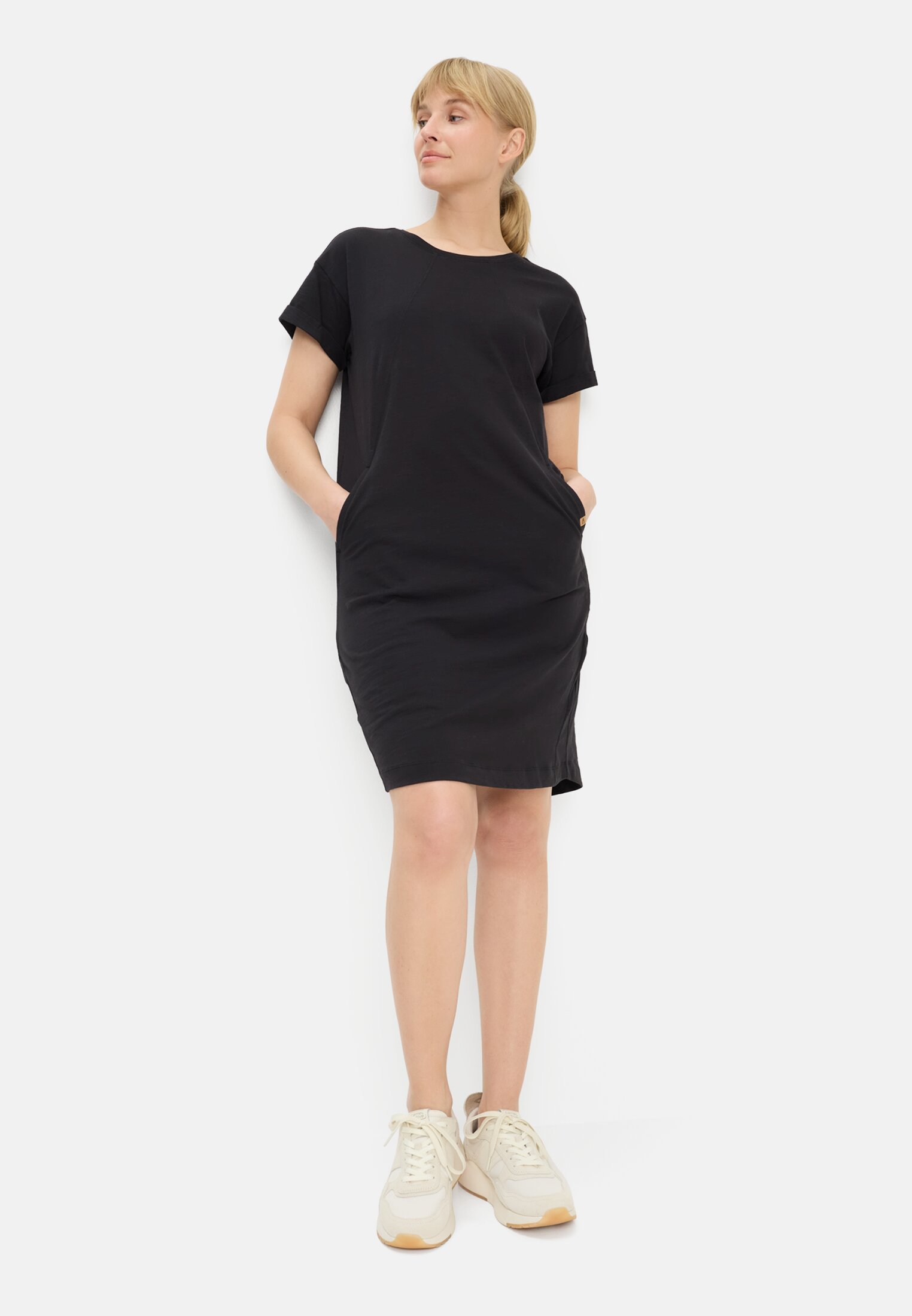 Damen Kleid aus reiner Baumwolle Kaviar getragen vorne Ganzkörper