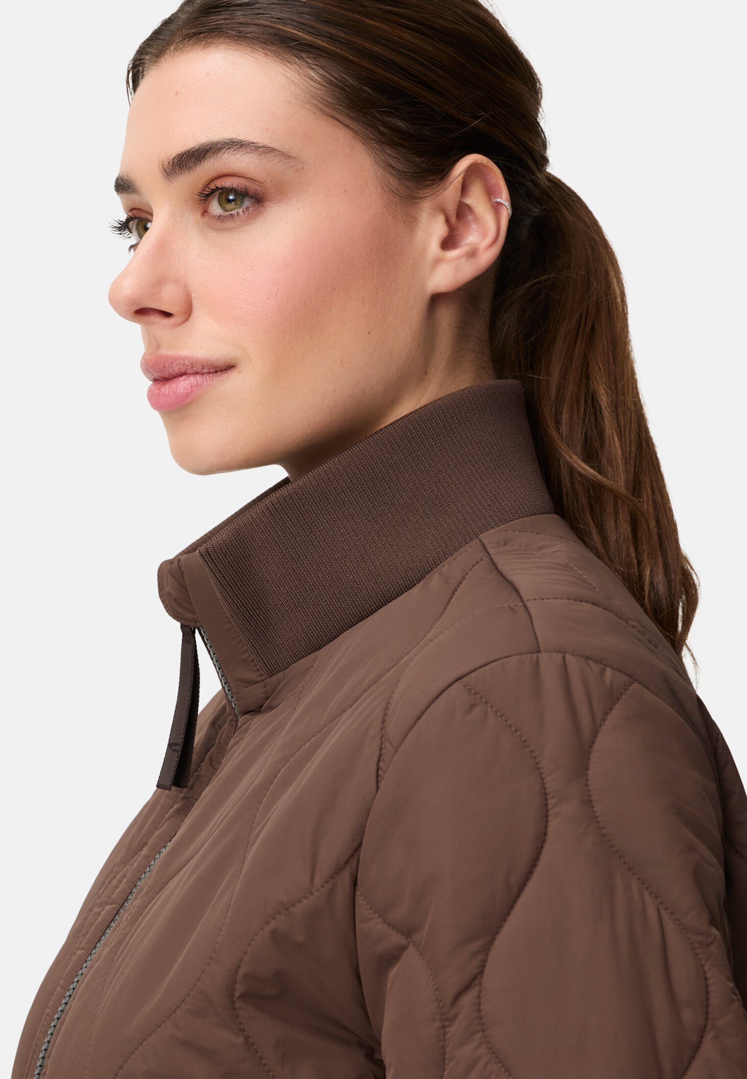 Damen Steppjacke mit Taschen Braun getragen detailliert nah
