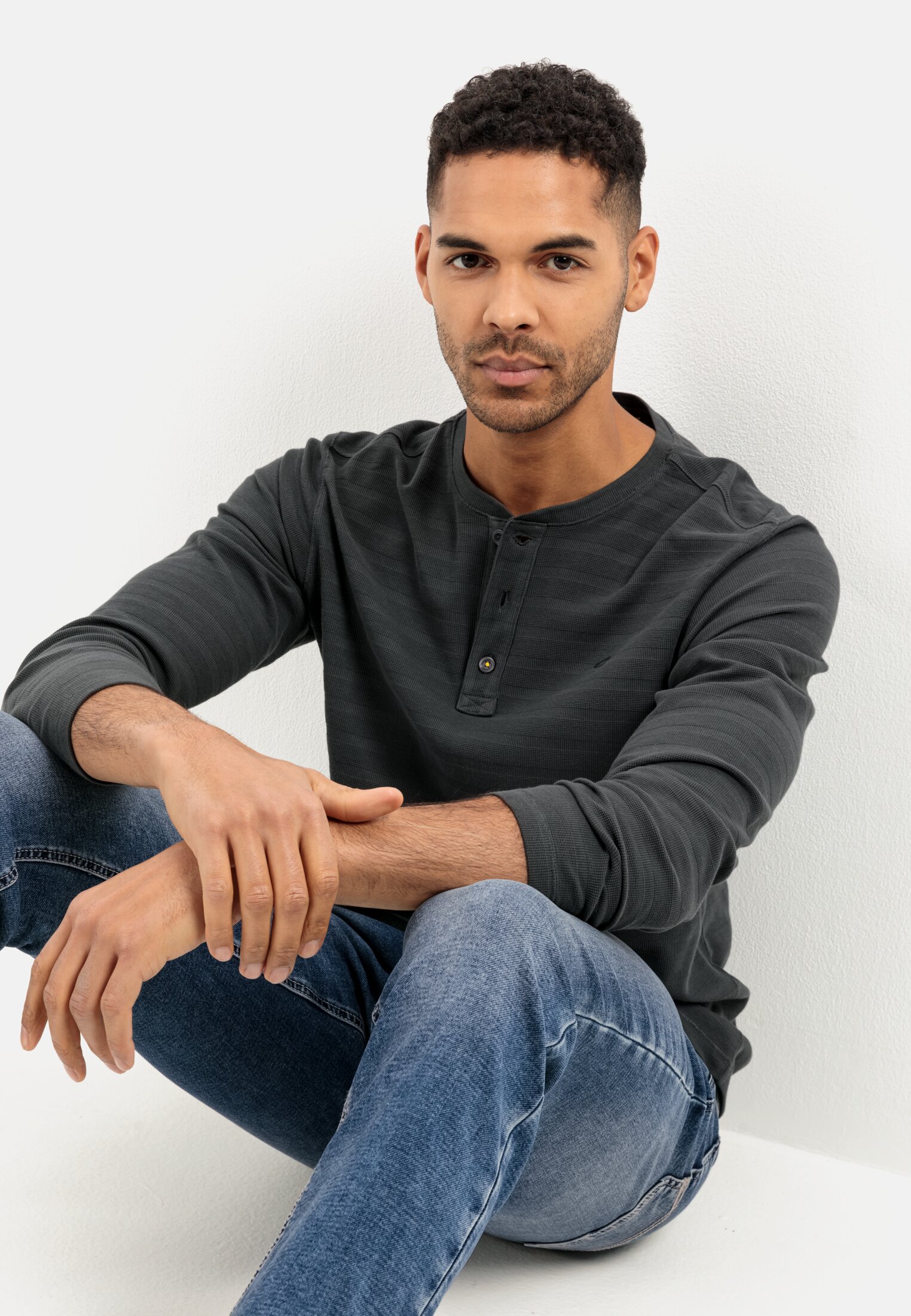 Herren Langarm Henleyshirt aus reiner Baumwolle Dunkelgrau getragen emotional