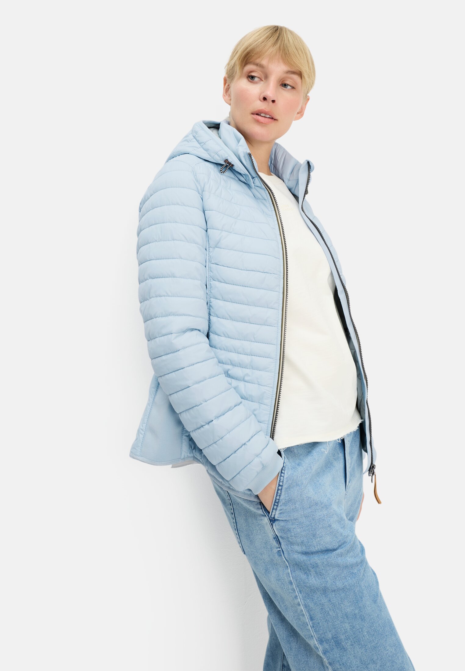 Damen Leichte Steppjacke aus recyceltem Polyamid Hellblau getragen emotional