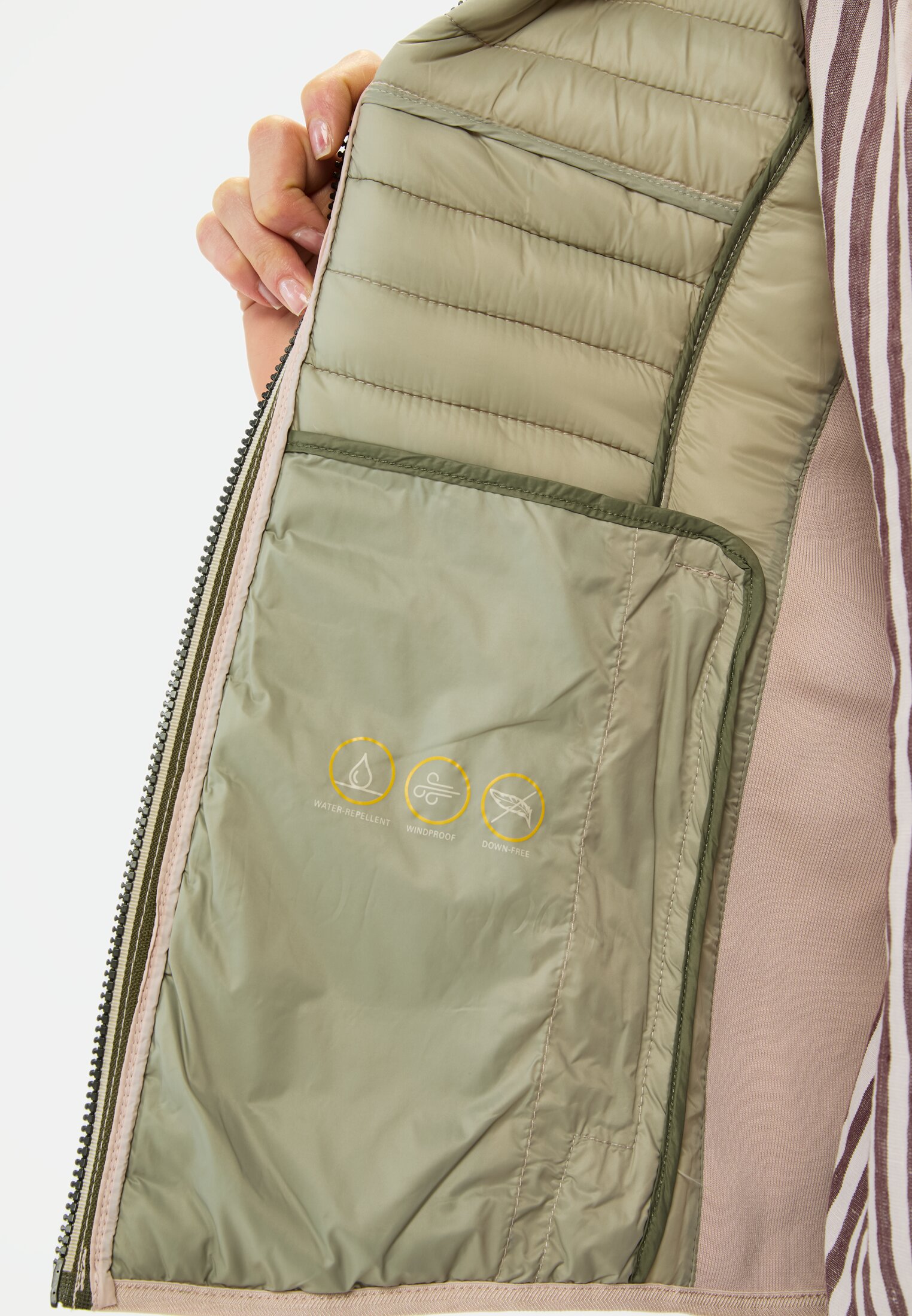 Damen Leichte Steppjacke aus recyceltem Polyamid Rosa getragen detailliert nah