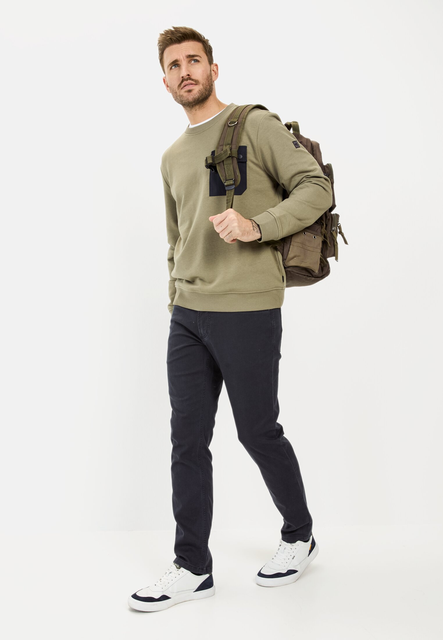 Herren Regular Fit 5-Pocket Hose Dunkelblau getragen vorne Ganzkörper