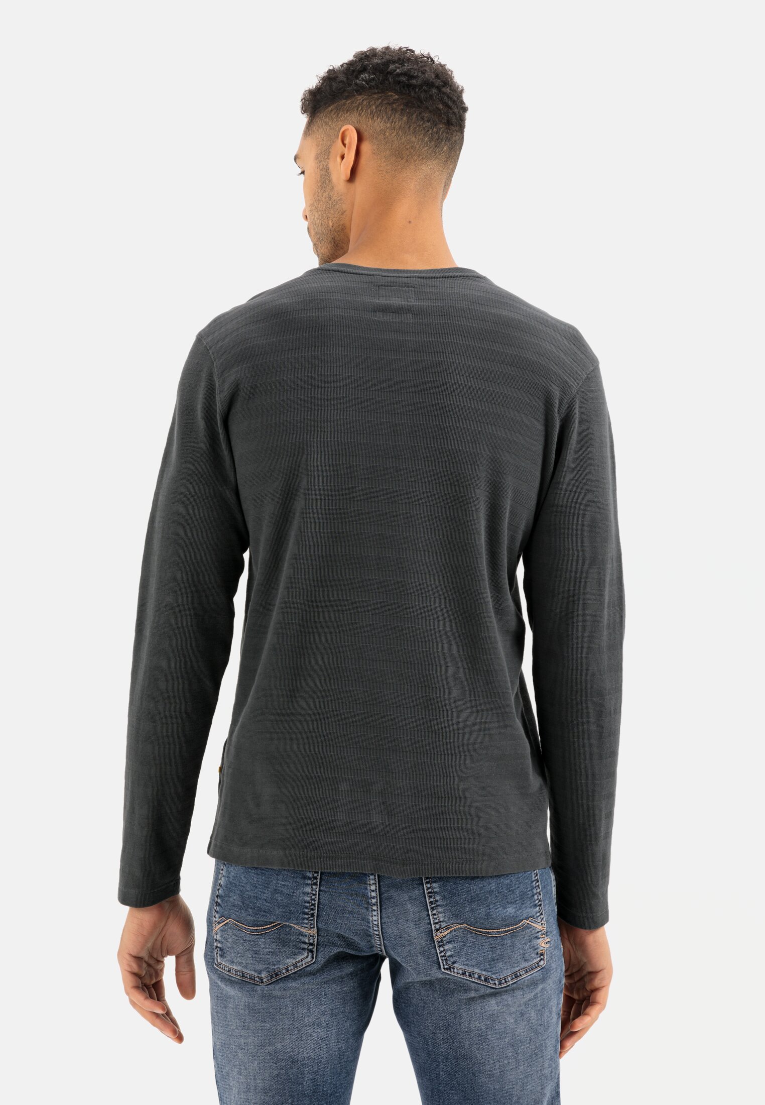 Herren Langarm Henleyshirt aus reiner Baumwolle Dunkelgrau getragen hinten