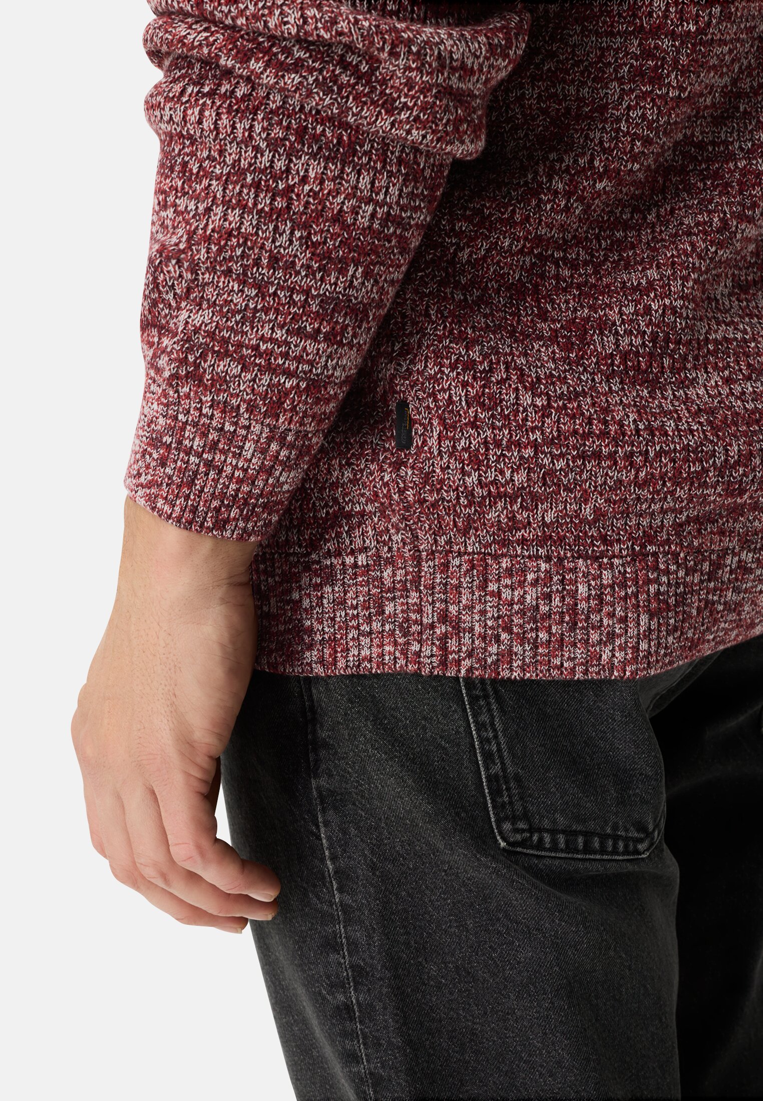 Herren Strick-Troyer mit melierter Struktur Bernsteinrot getragen detailliert nah