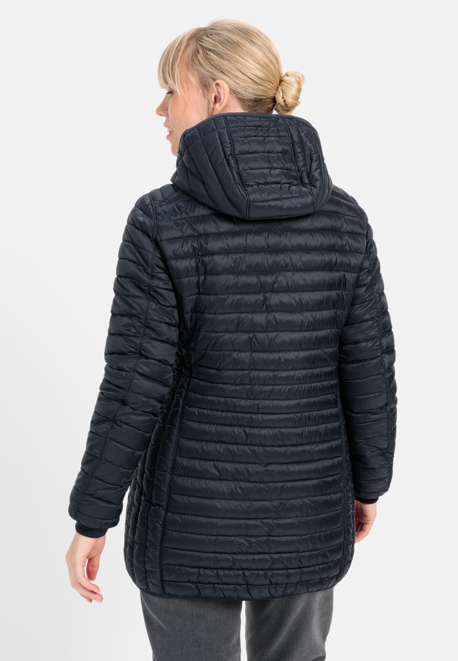 Damen Steppjacke aus recyceltem Polyamid Dunkelblau getragen hinten