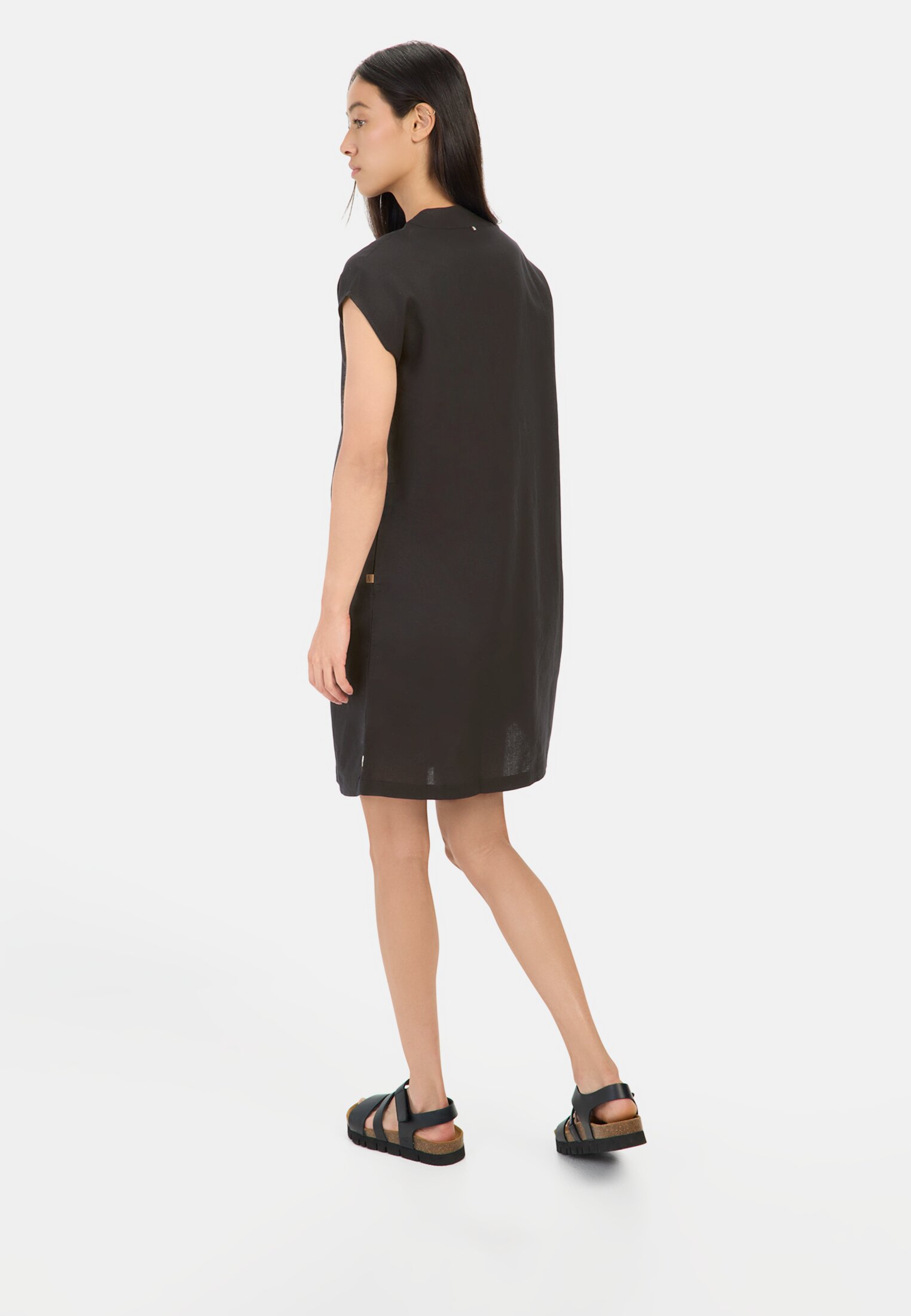 camelactive_Kleid_Caviar_391170-5S76-08_M2 Damen Kurzes Sommerkleid mit V-Ausschnitt Schwarz getragen hinten