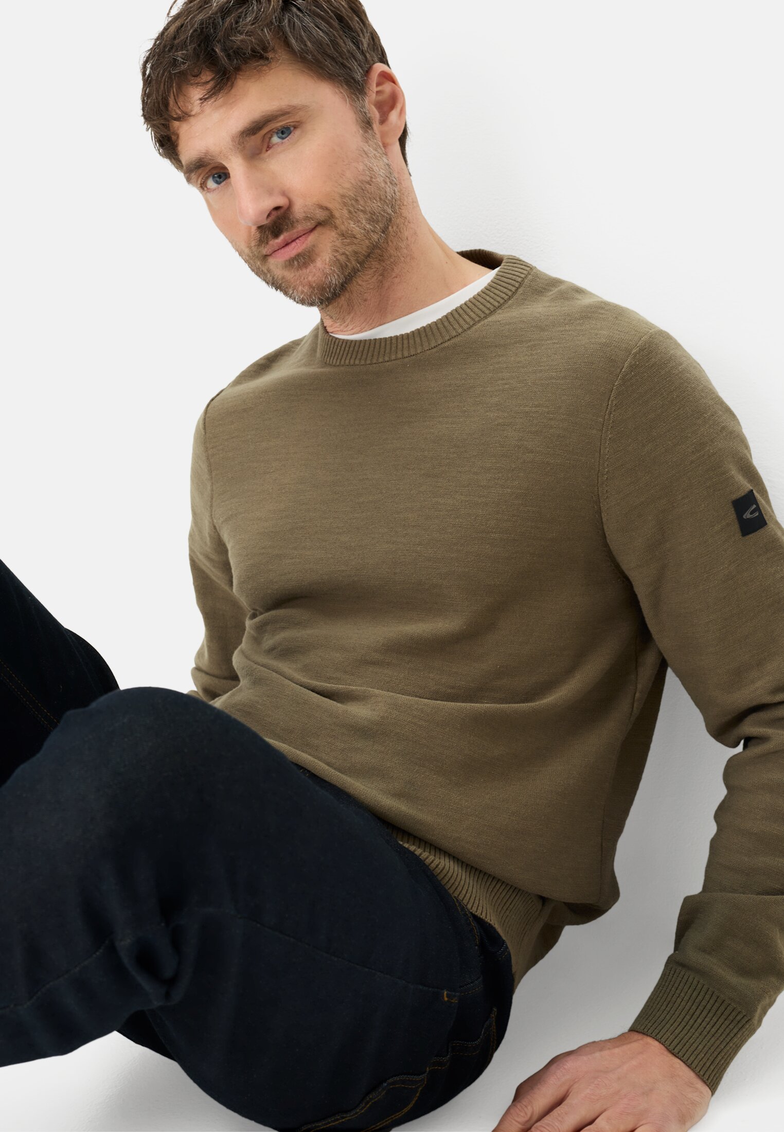 Heren Gebreide trui van puur katoen Olijfgroen gedragen emotional 