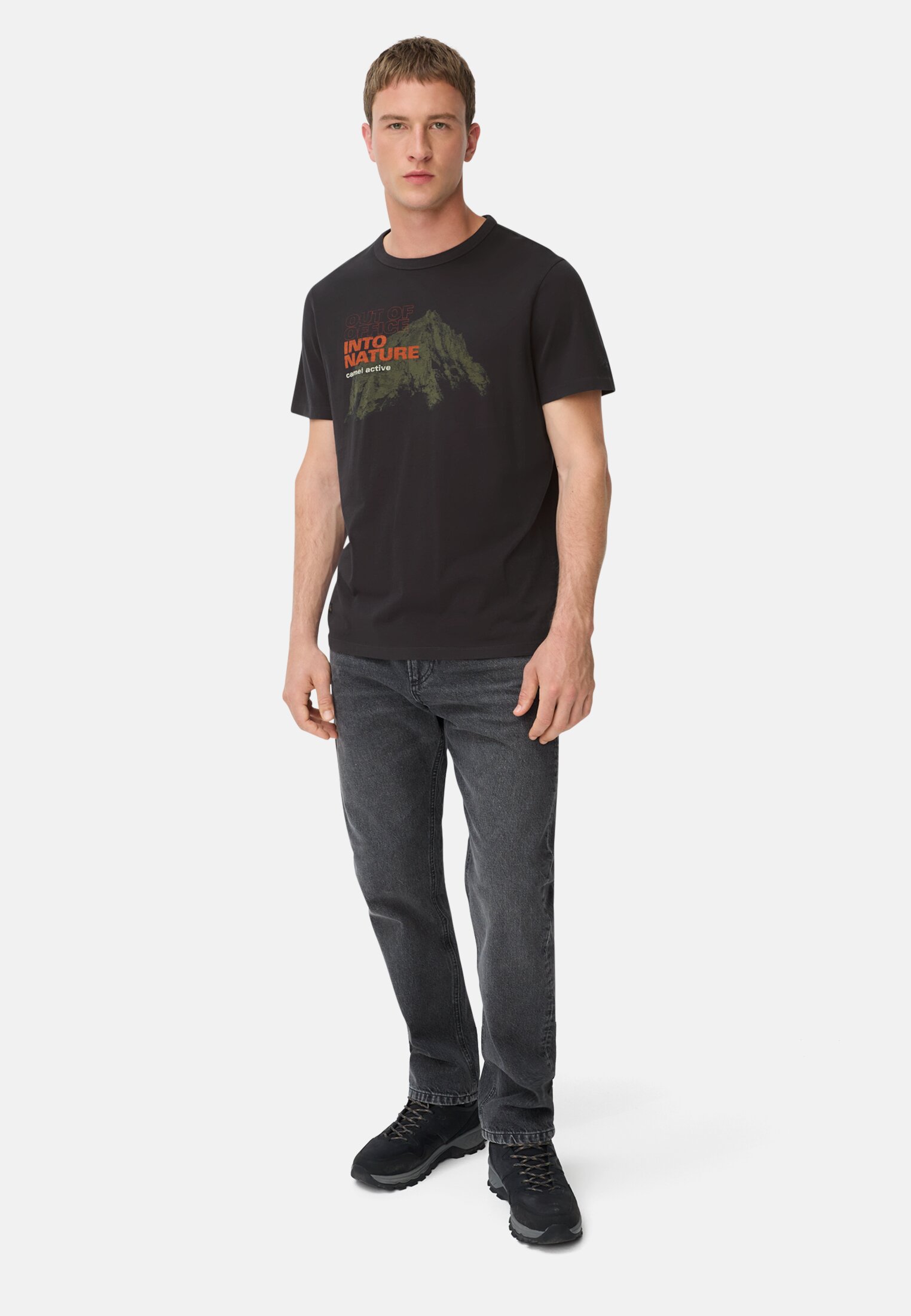 Herren T-Shirt aus reiner Baumwolle mit Rundhalsausschnitt Schwarz getragen vorne Ganzkörper