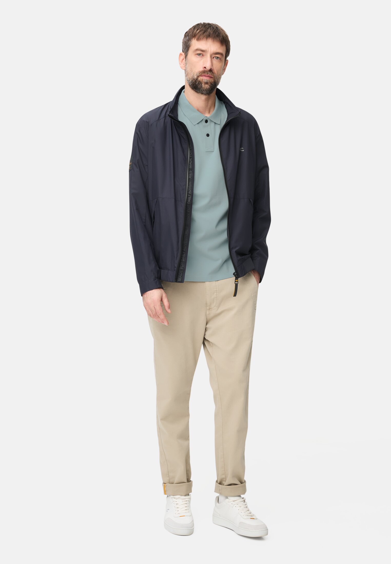 Herren Poloshirt mit Kontrastdetails Wasserblau getragen vorne Ganzkörper