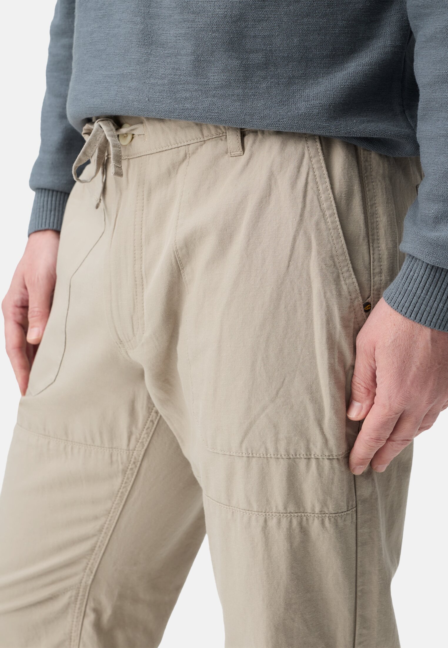 Herren Chinohose mit Tunnelzug Beige getragen detailliert nah