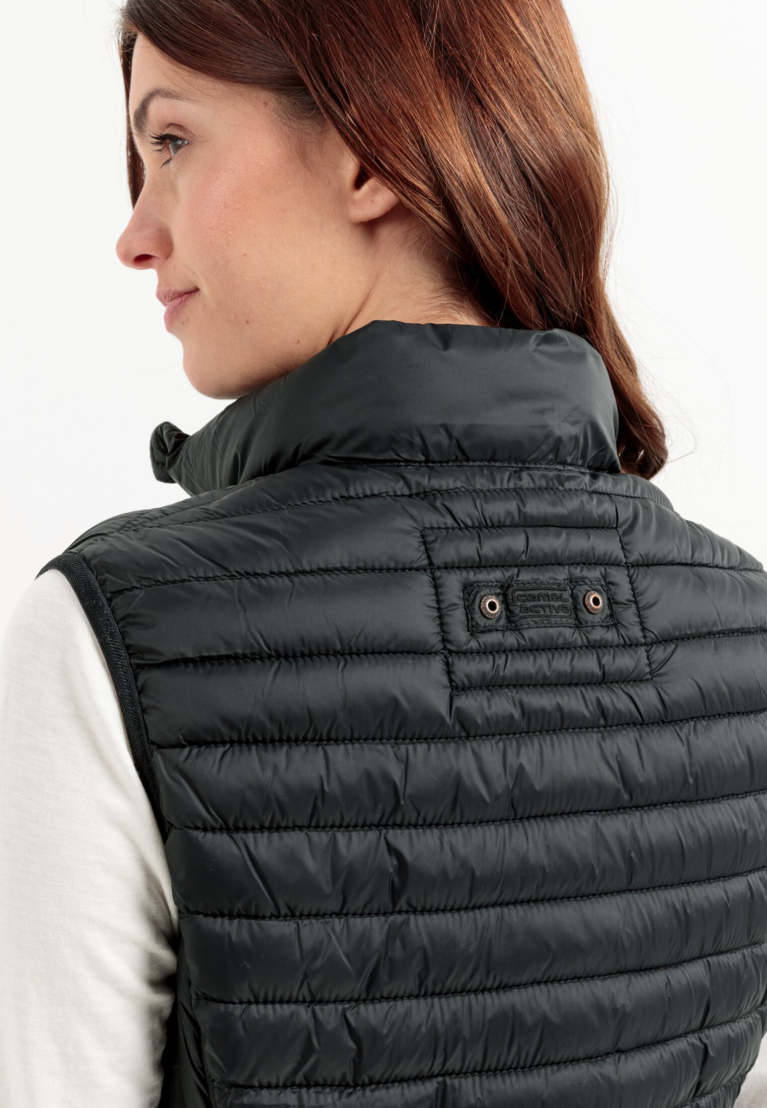 Damen Steppweste aus 100% recyceltem Material Schwarz getragen detailliert nah