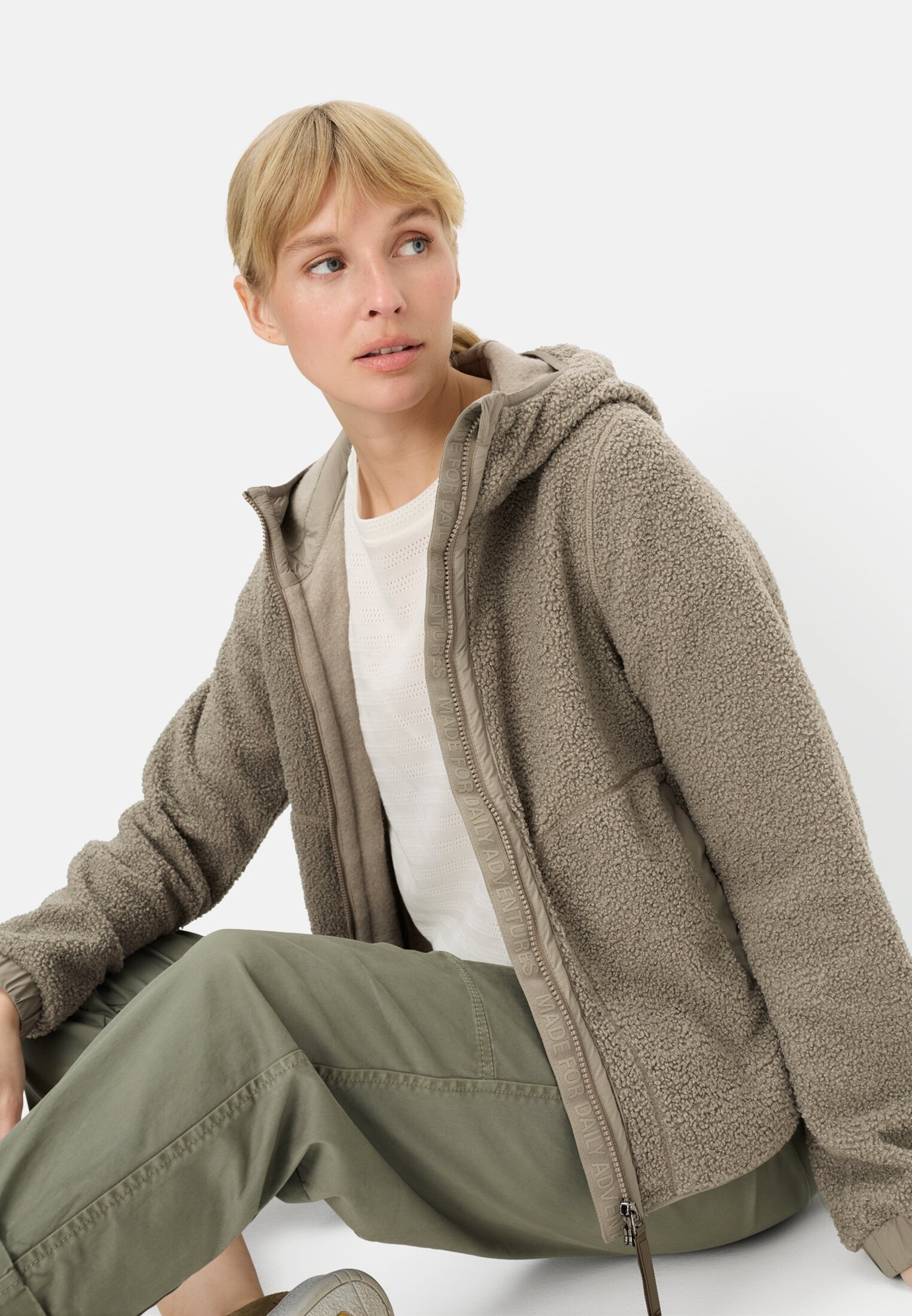 Damen Polar-Fleecejacke mit fester Kapuze Salbei getragen emotional