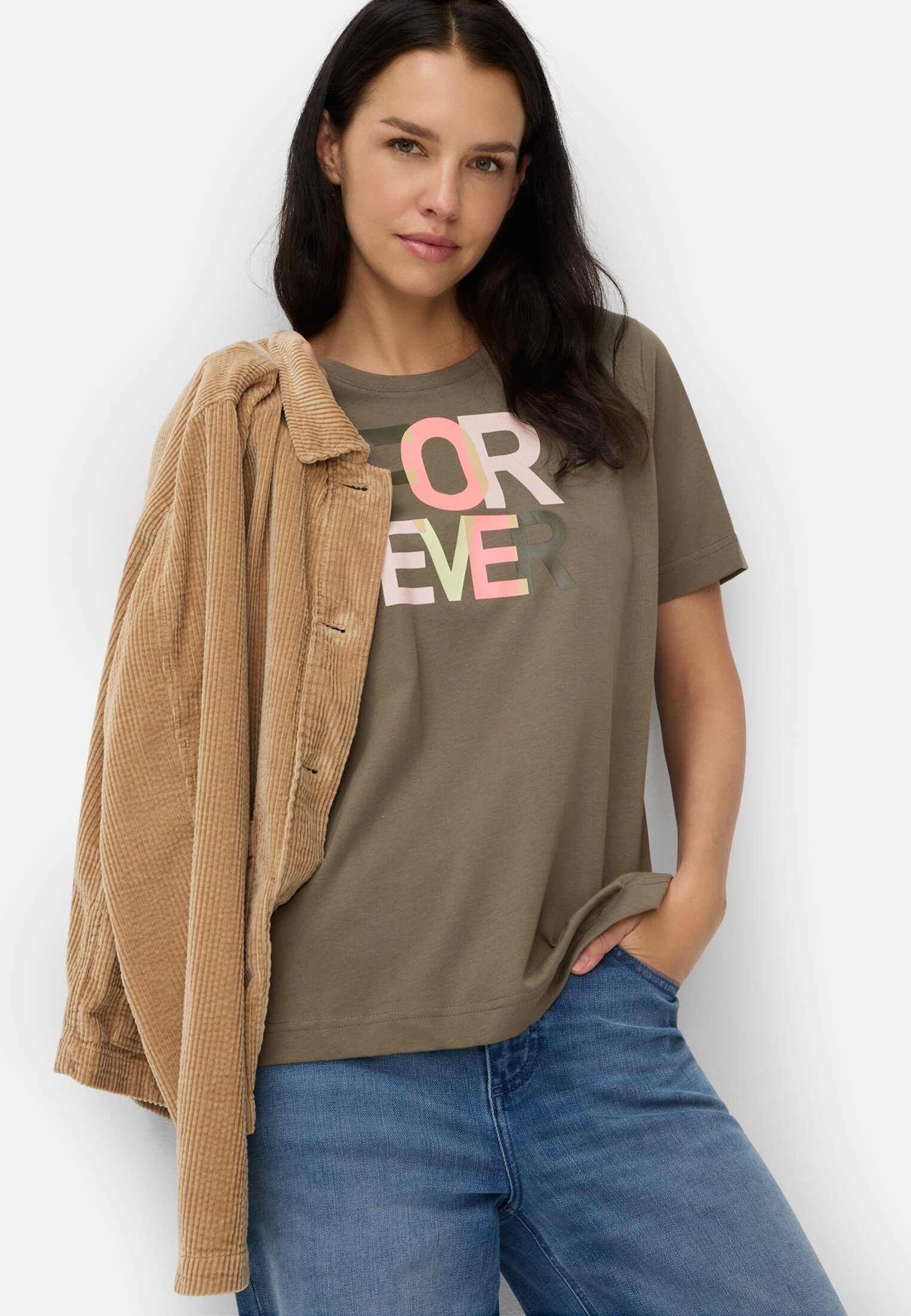 Damen T-Shirt aus reiner Baumwolle Graugrün getragen emotional
