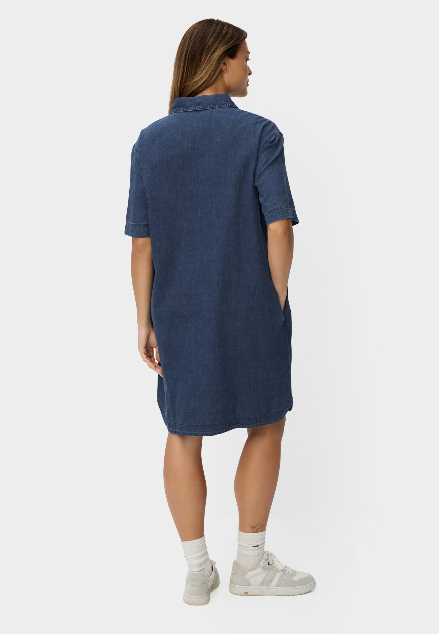 Damen Baumwollkleid mit Brusttasche Indigoblau getragen hinten