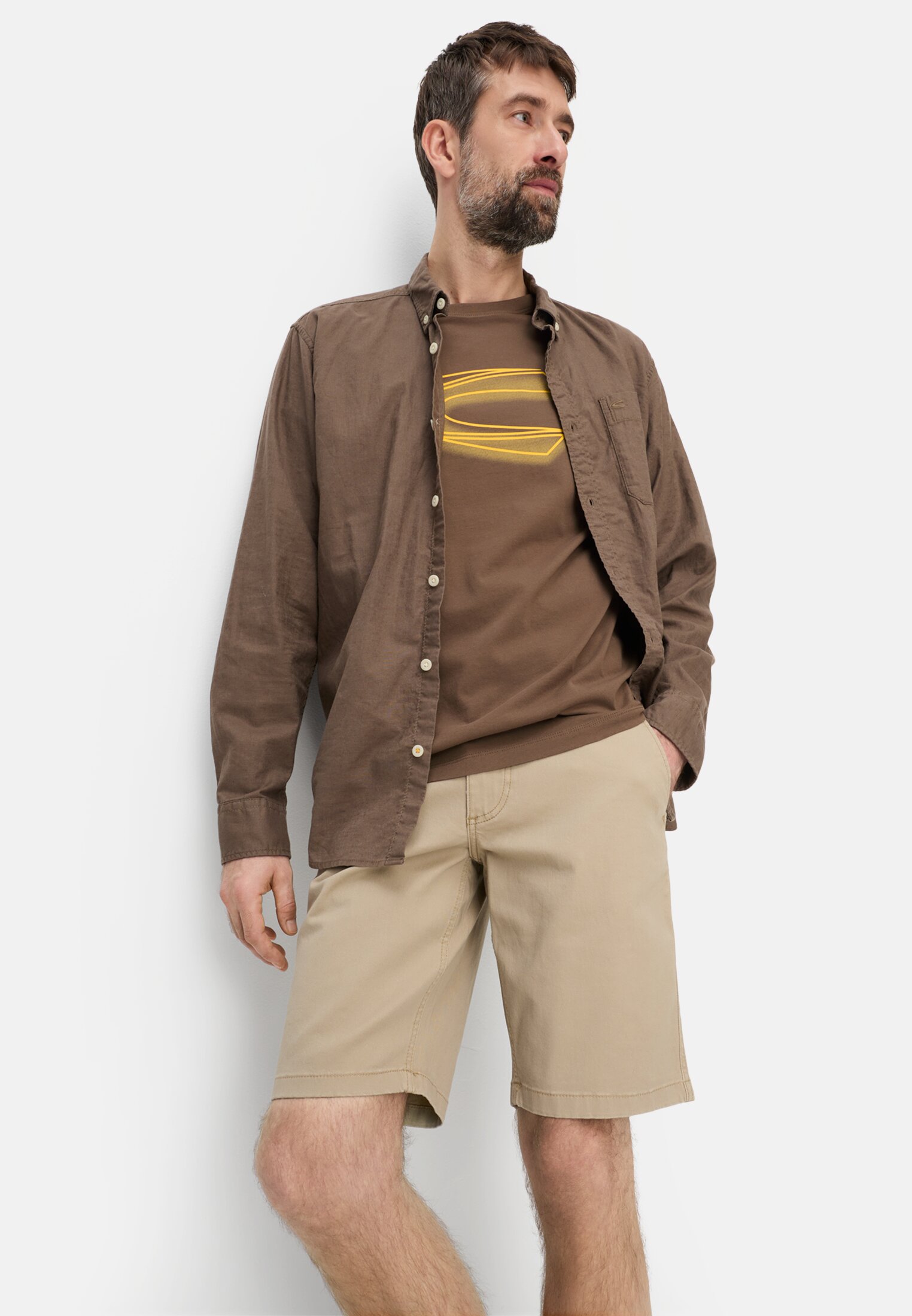 Herren T-Shirt mit Print Schlammbraun getragen emotional