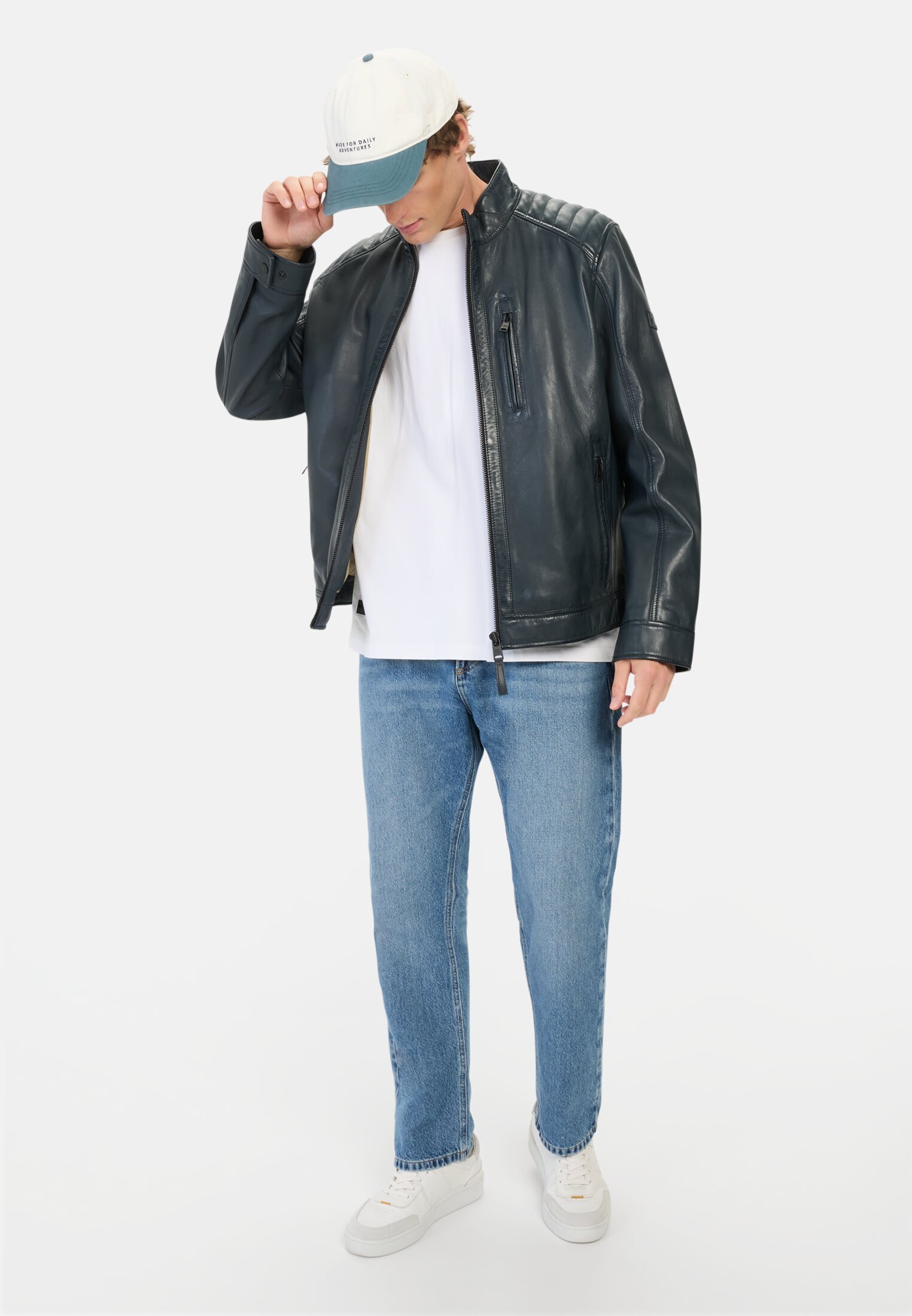 camelactive_Lederjacke_Dark_Navy_431130-5L23-48_M3 Herren Lederjacke mit Reißverschlusstaschen Dunkelblau getragen vorne Ganzkörper