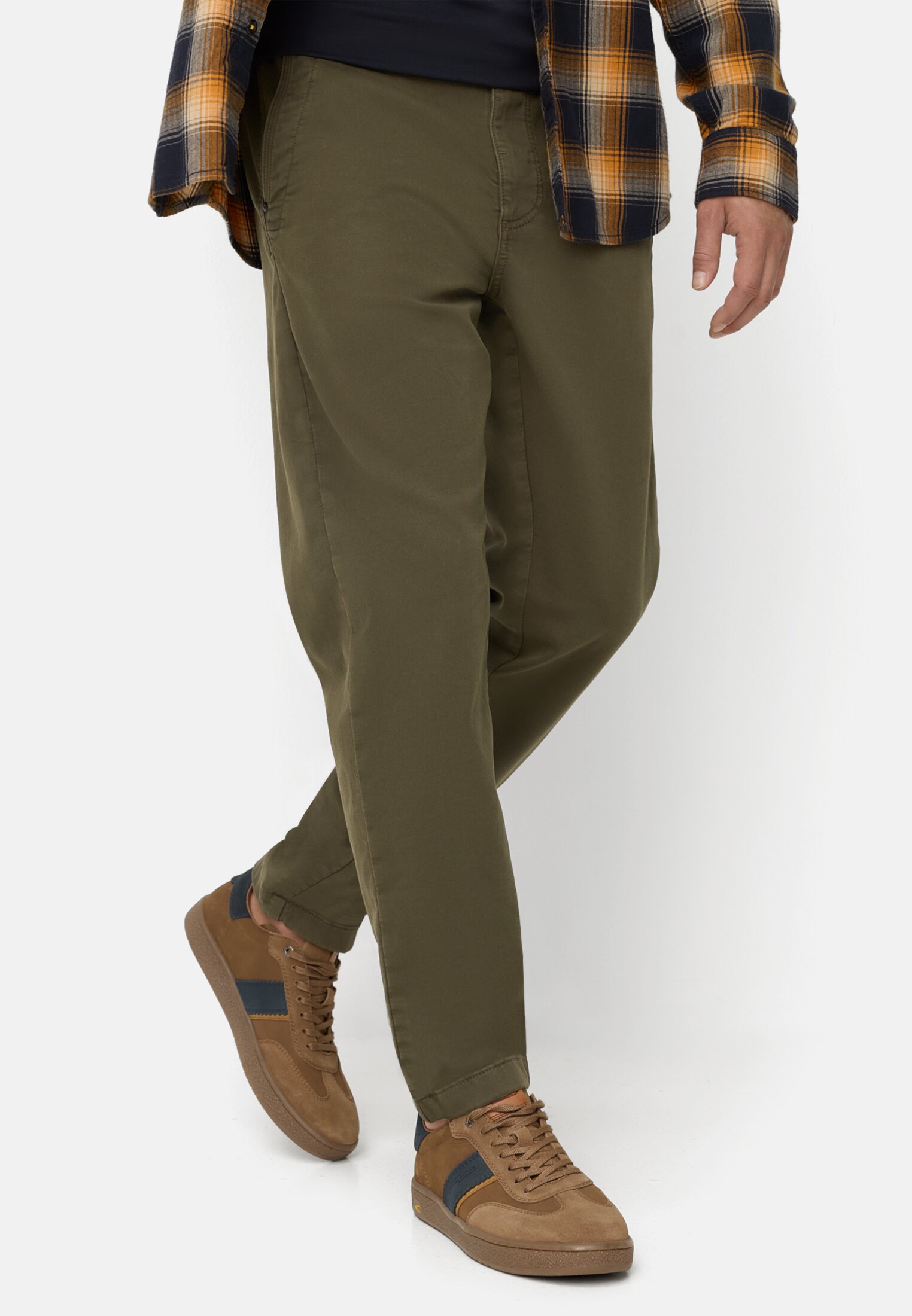 Heren fleXXXactive® Regular Fit Explorer Chino gedragen emotional